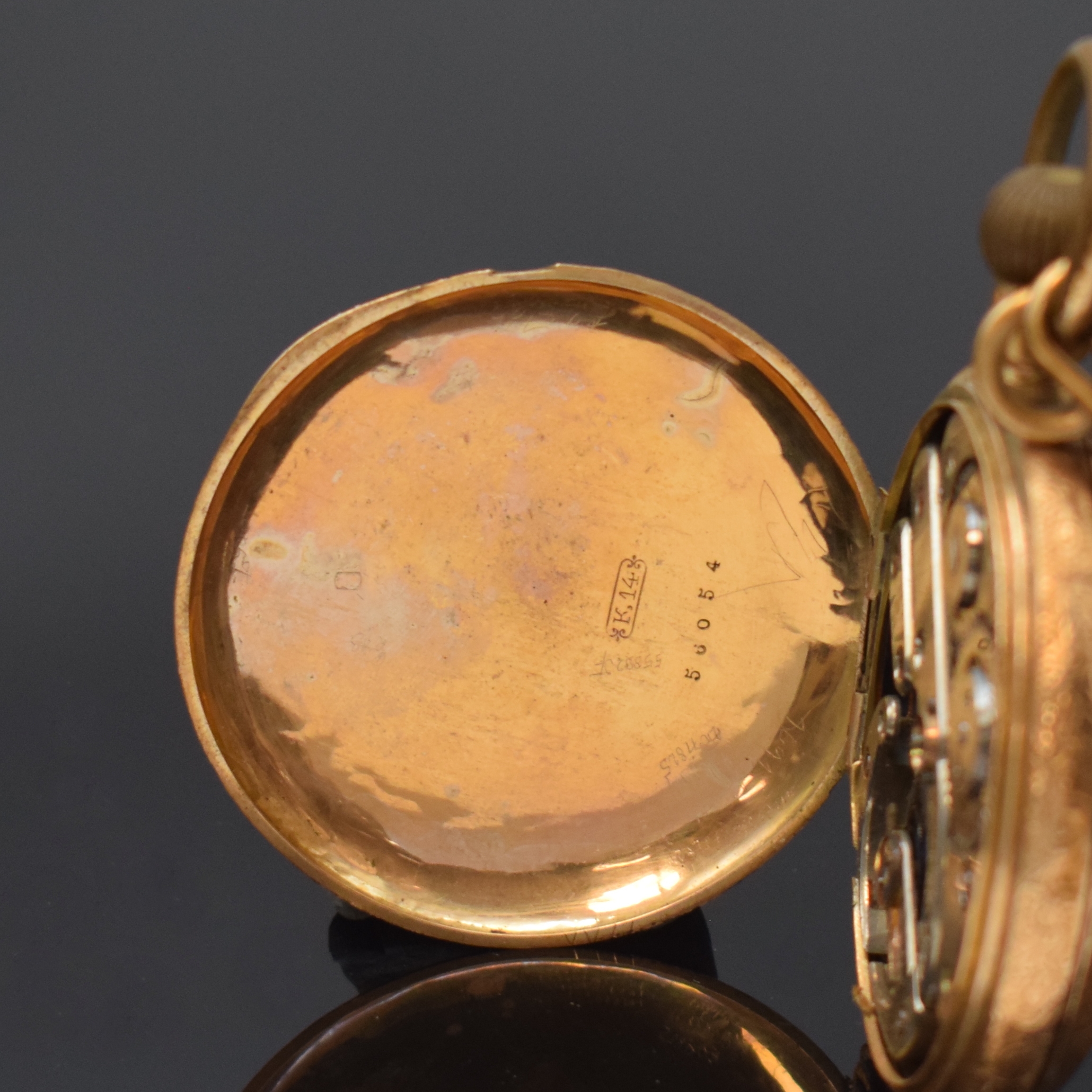 Detail d: Herrensavonette in GG 585/000, Handaufzug, Schweiz um 1910, vollgrav. 2-Deckel Goldgeh. dell., Emailzifferbl. m. röm. Std. riss., kl. Sek. zu ers., ...