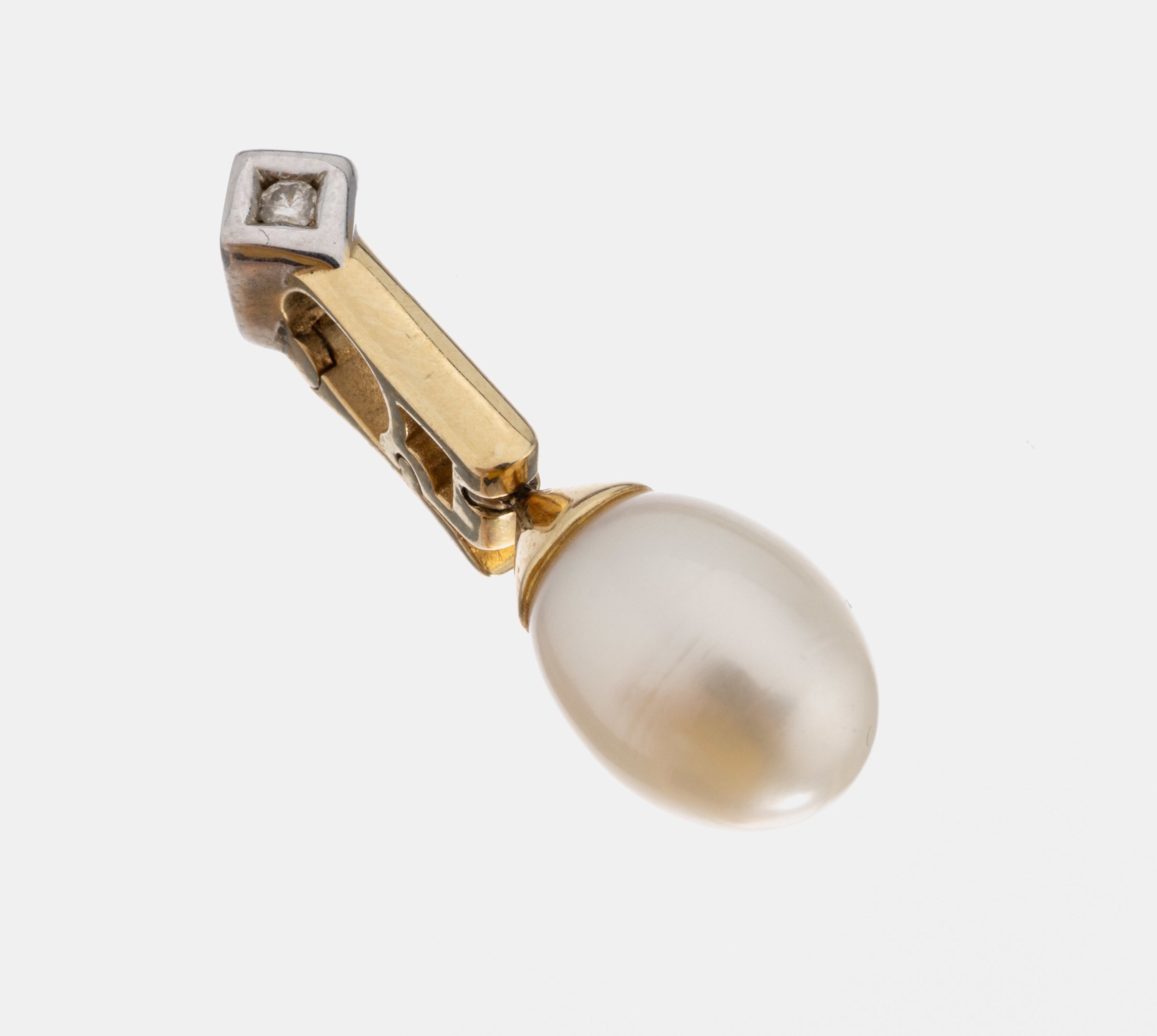14 kt Gold Zuchtperl-Diamant-Clipanhänger, GG/WG 585/000, 1 kl. Diamant, ovale Zuchtperle als bewegl. Abhängung, L. ca. 3 cm,ca. 3.5 g
