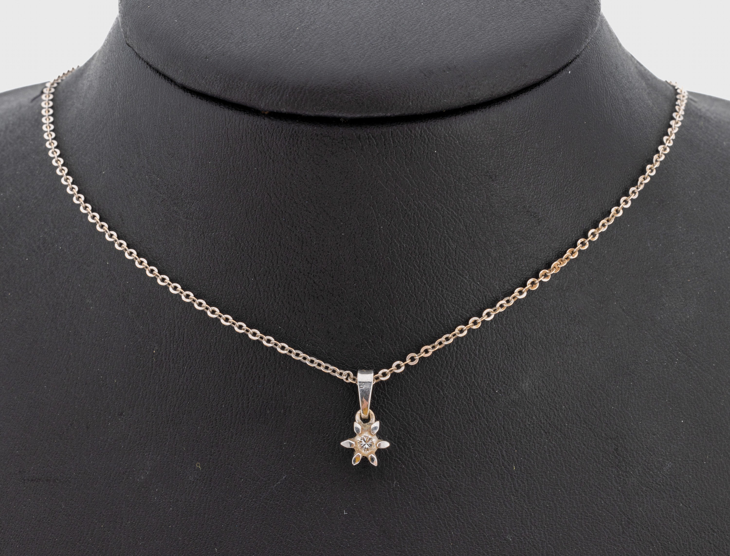 14 kt Gold Brillant-Anhänger, WG 585/000, Brillant ca. 0.15 ct Weiß/si, L. ca. 40.5 cm, Federringschließe, ca. 3.0 g, Reinigung empfohlen,