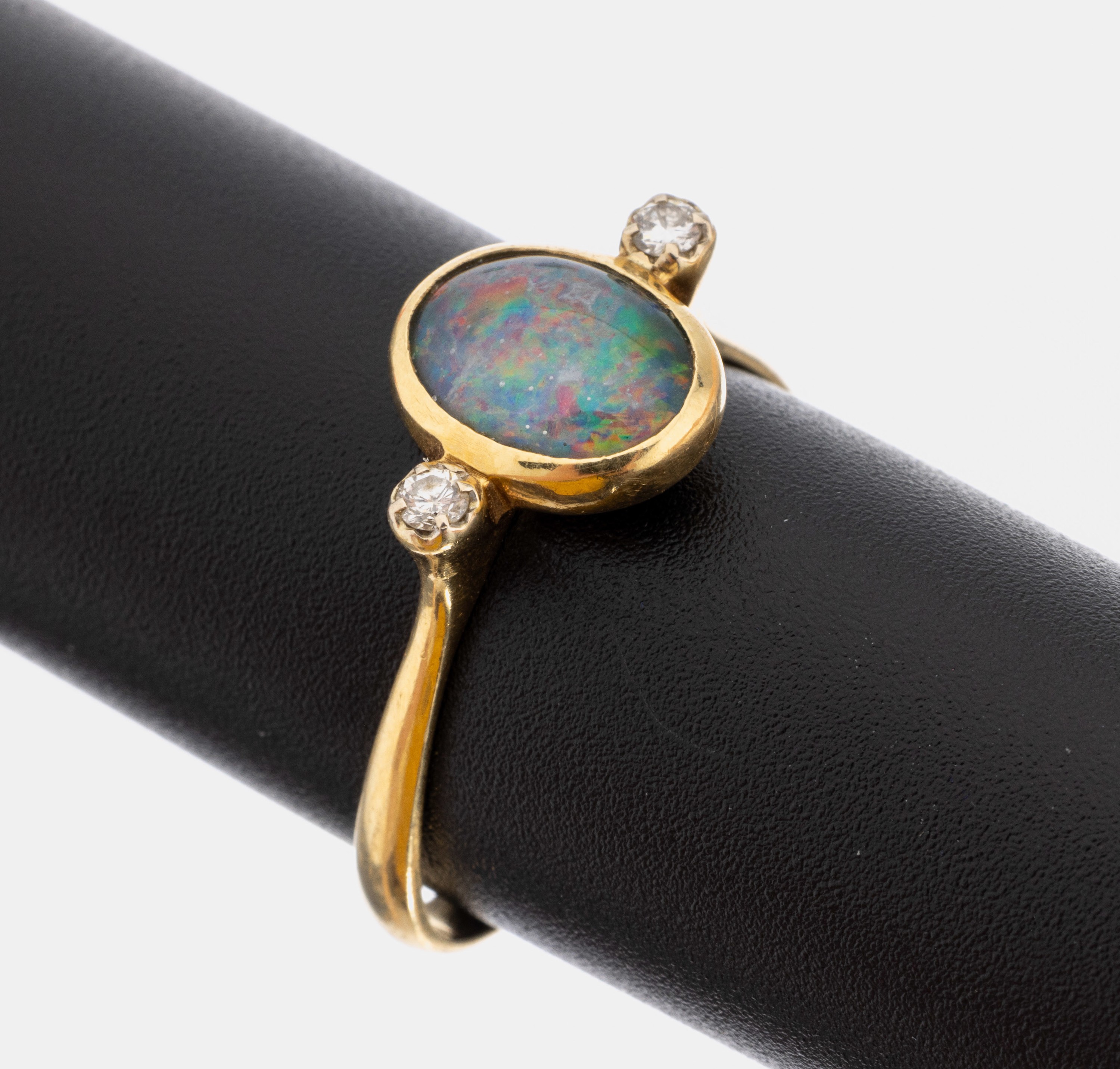 18 kt Gold Opal-Brillant-Ring, GG 750/000, ovale Opaltriplette, umgeben von 2 kl. Brillanten, RW 53, unrunde Ringschiene, ca. 2.8 g