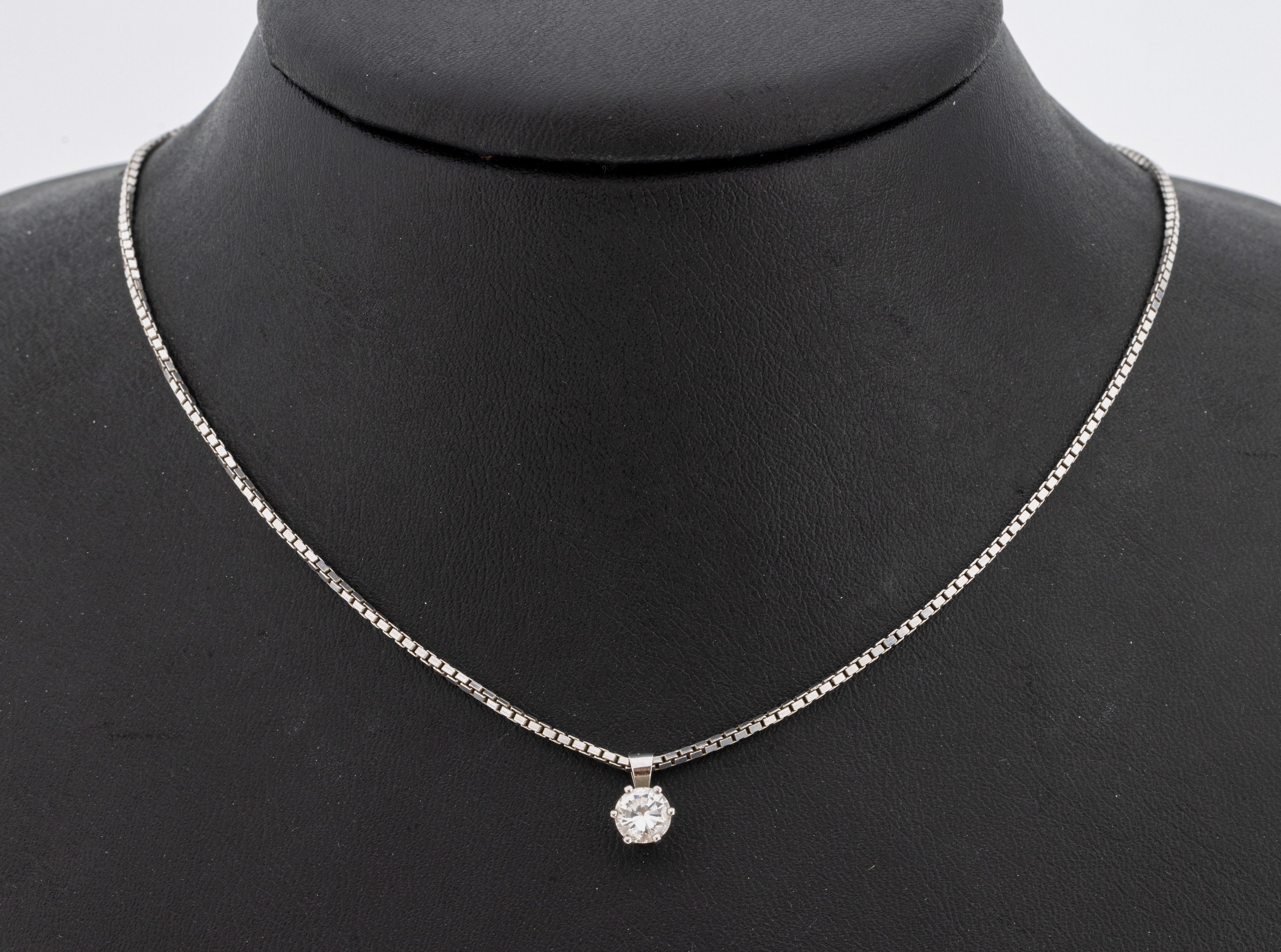 18 kt Gold Brillant-Anhänger, WG 750/000, Brillant ca. 0.50 ct Weiß/si, L. ca. 40 cm, ca. 5.2 g