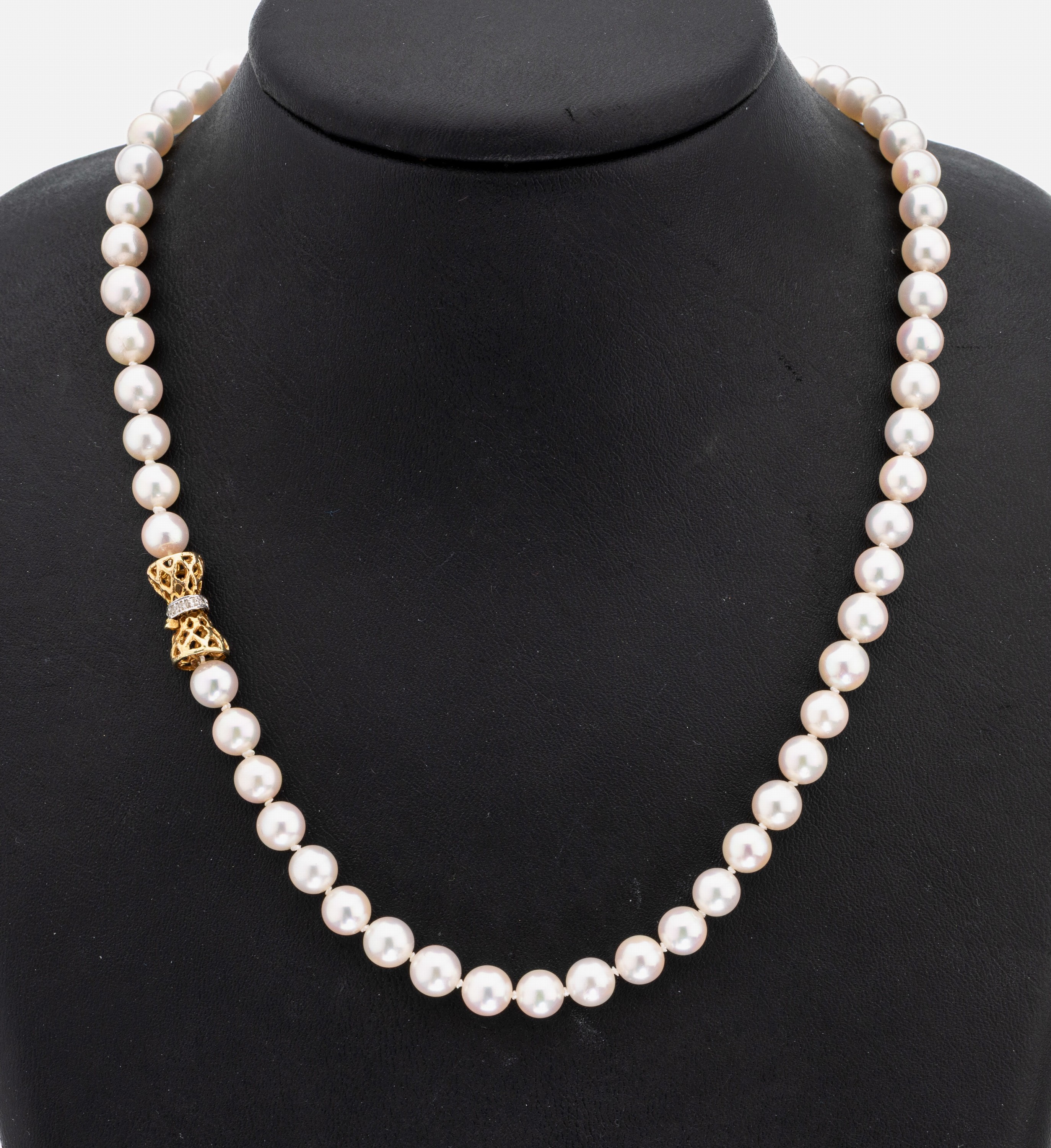 Zuchtperl-Collier mit 14 kt Gold Diamant- Schmuckschließe, GG/WG 585/000, zart rosefarb. Akoyazuchtperlen, D. ca. 6 mm, Schließe durchbrochen, kl. ...