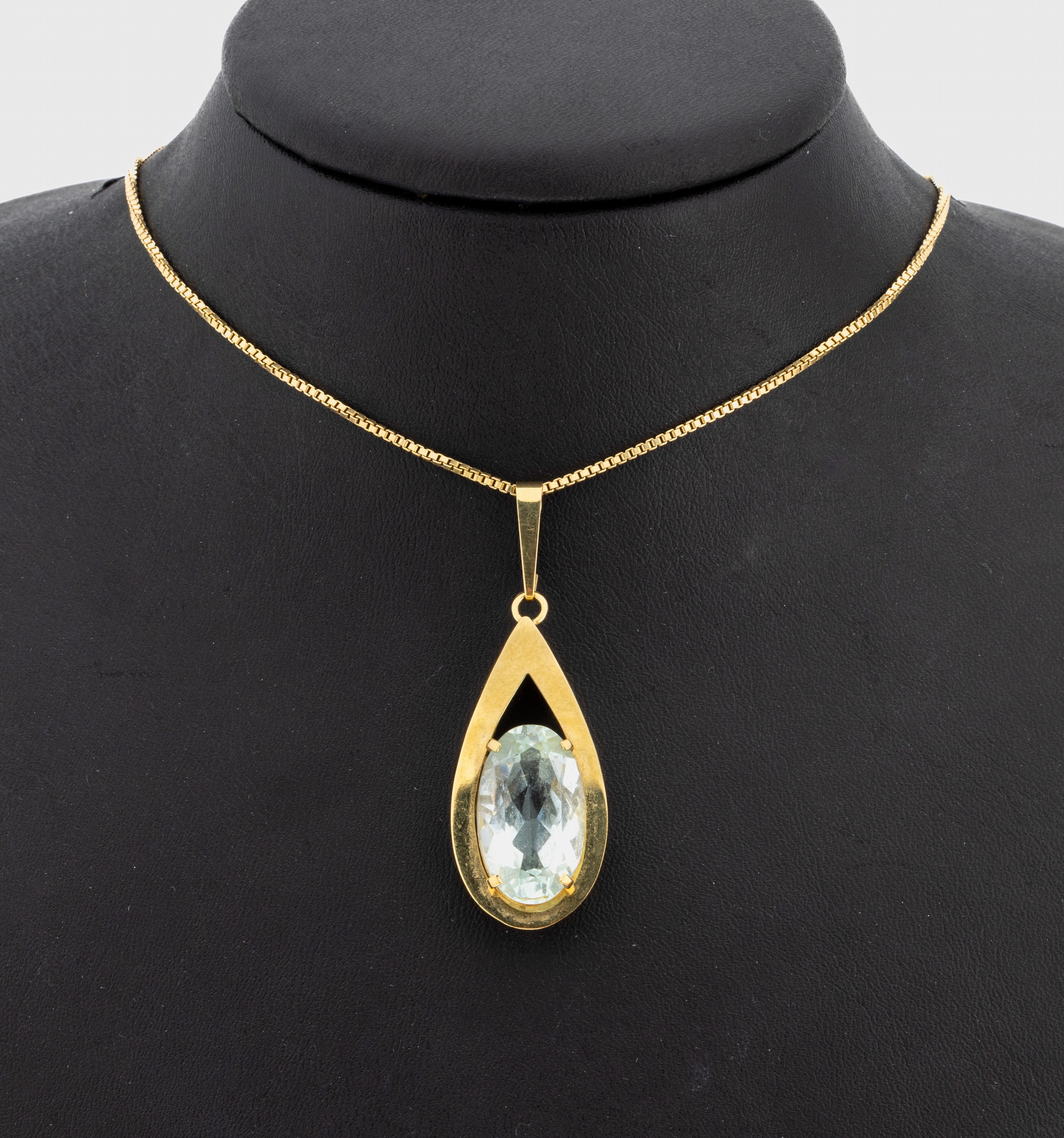 14 kt Gold Aquamarin-Anhänger, GG 585/000, ovalfacett. Aquamarin ca. 7.0 ct, an Kette, GG585/000, L. ca. 54 cm, Federringschließe, ca. 13.9 g