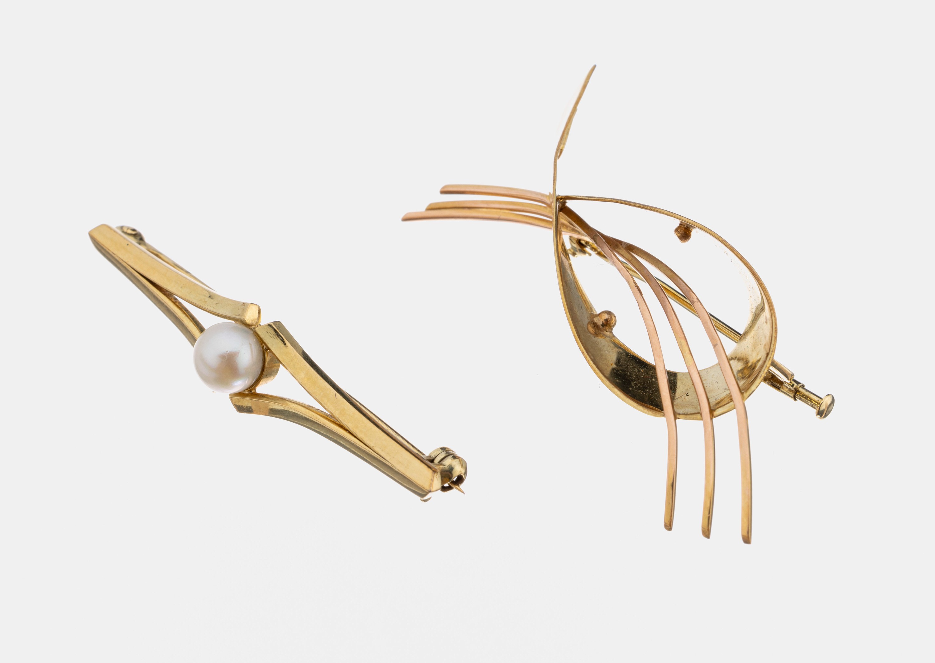Konvolut 2 14 kt Gold Broschen, GG 585/000,versch. Designs, 1 x mit Akoyazuchtperle, D. ca. 5.9 mm, ca. 9.5 g
