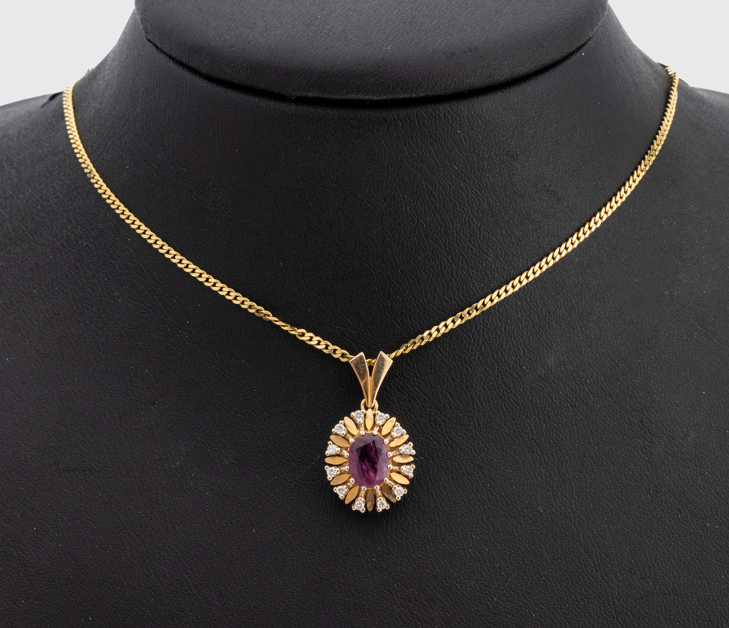 14 kt Gold Rubin-Brillant-Anhänger, GG 585/000, ovalfacett. Rubin ca. 1.0 ct, umgebenvon 12 Brillanten zus. ca. 0.12 ct Weiß/si, anKette, GG ...