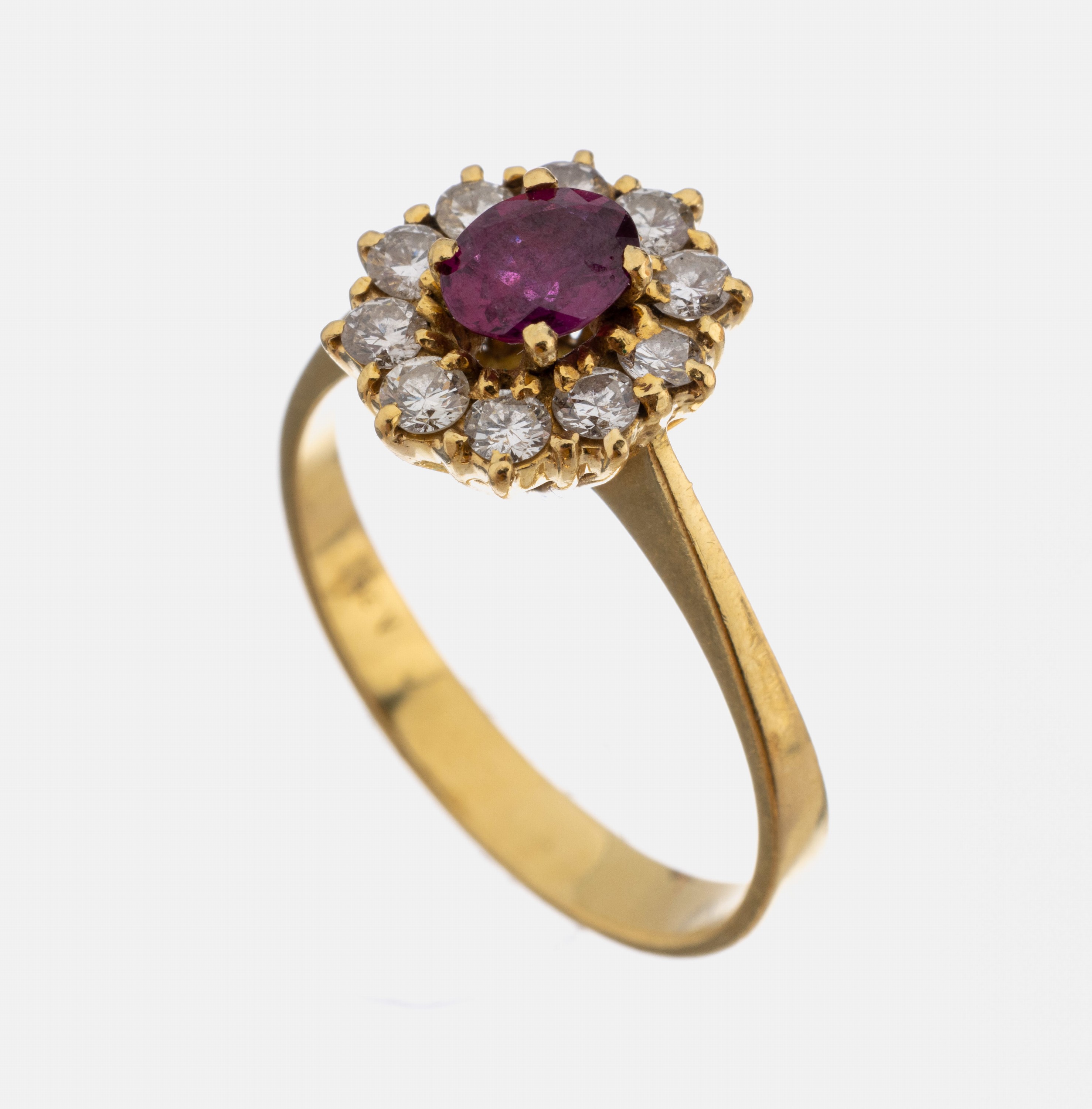 18 kt Gold Rubin-Brillant-Ring, GG 750/000,mittiger ovalfacett. Rubin ca. 0.80 ct, umgeben von 10 Brillanten zus. ca. 0.50 ct Weiß/si, RW 56, ca. ...
