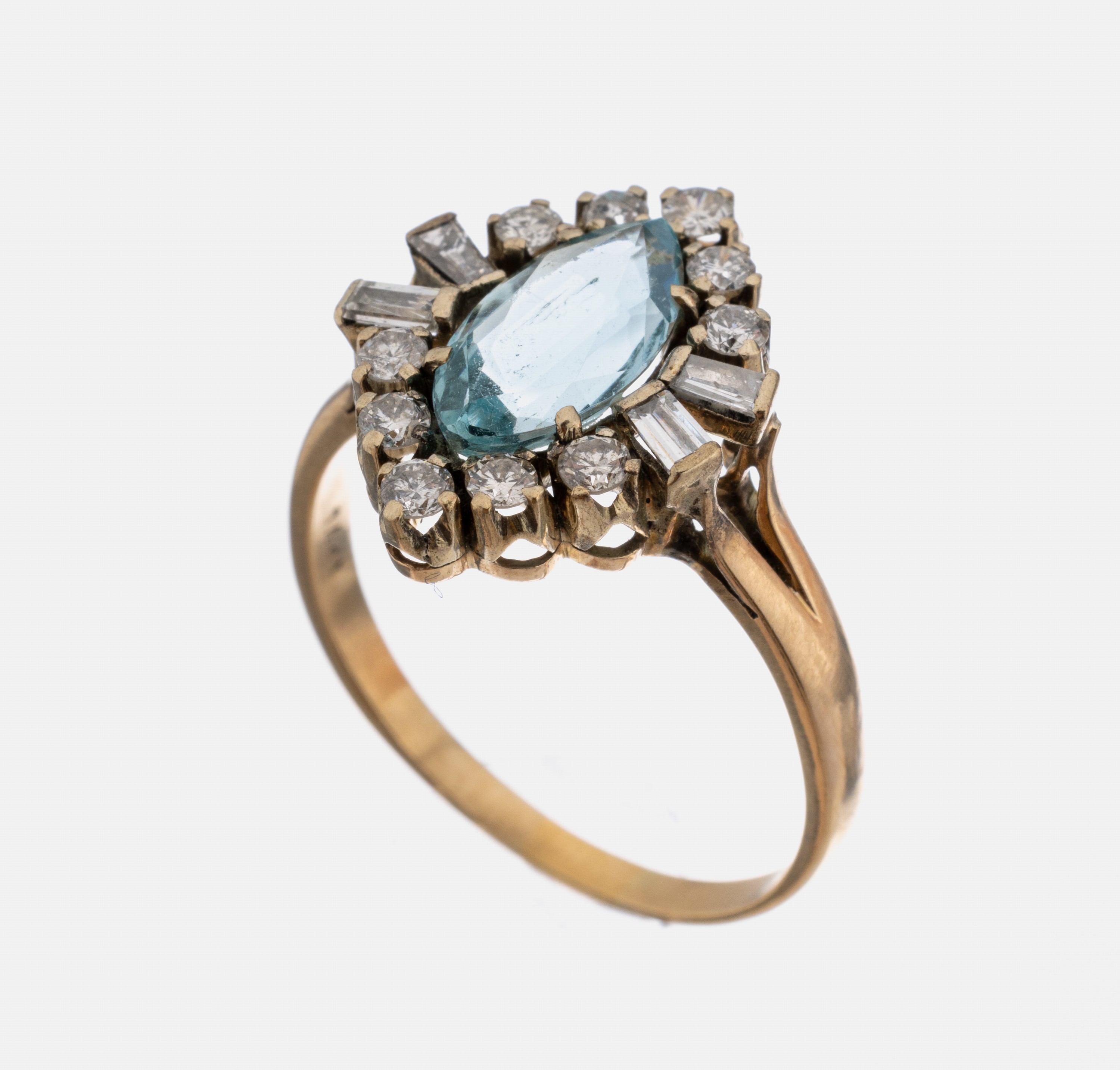 14 kt Gold Aquamarin-Diamant-Ring, GG/WG 585/000, facett. Aquamarinnavette ca. 1.60 ct,umgeben von 10 Brillanten und 4 Diamantbaguettes zus. ca. ...