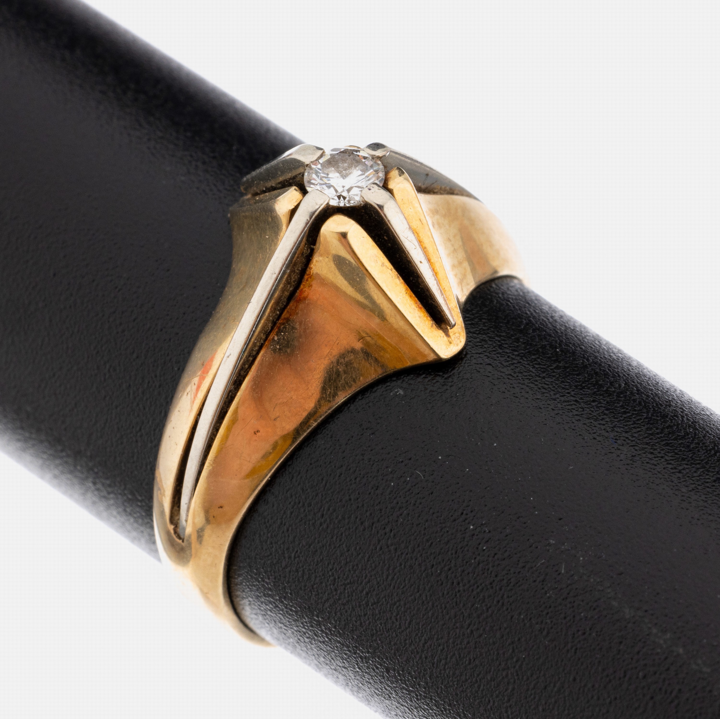 14 kt Gold Brillant-Ring, GG/WG 585/000, hoch aufgebauter Ringkopf, mittig mit einem Brillant ca. 0.10 ct Weiß/si, RW 55, ca. 3.7 g