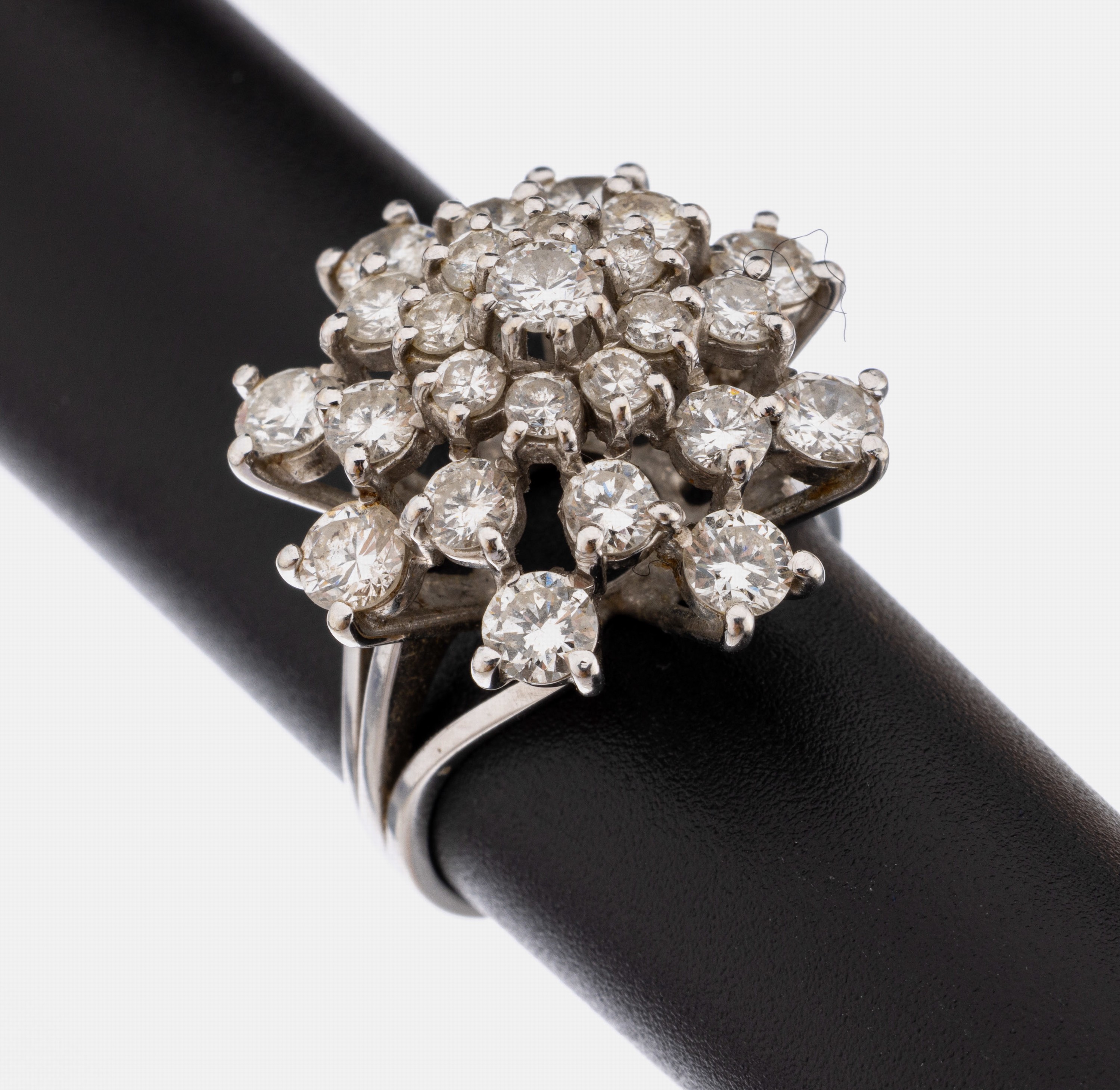 14 kt Gold Brillant-Ring, WG 585/000, besetzt mit 25 Brillanten zus. ca. 2.90 ct Weiß/si-p, in mehreren Ebenen gefasst, RW 50.5, ca. 6.8 g