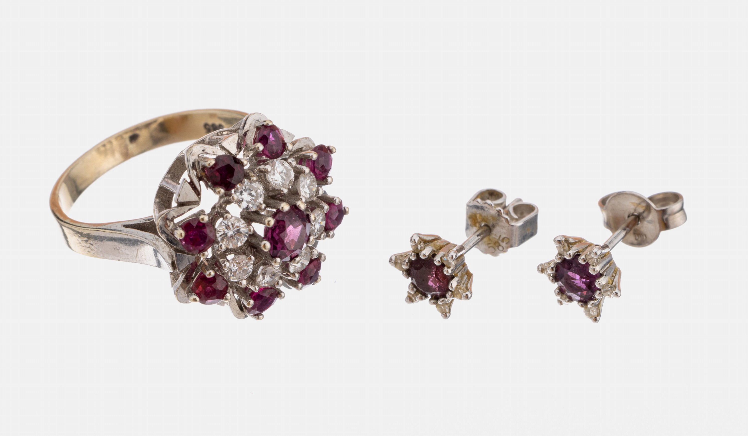 14 kt Gold Rubin-Diamant-Konvolut, WG 585/000, best. aus: Ring mit 9 rundfacett. Rubinen zus. ca. 0.60 ct und 8 Brillanten zus.ca. 0.40 ct Weiß/si, ...