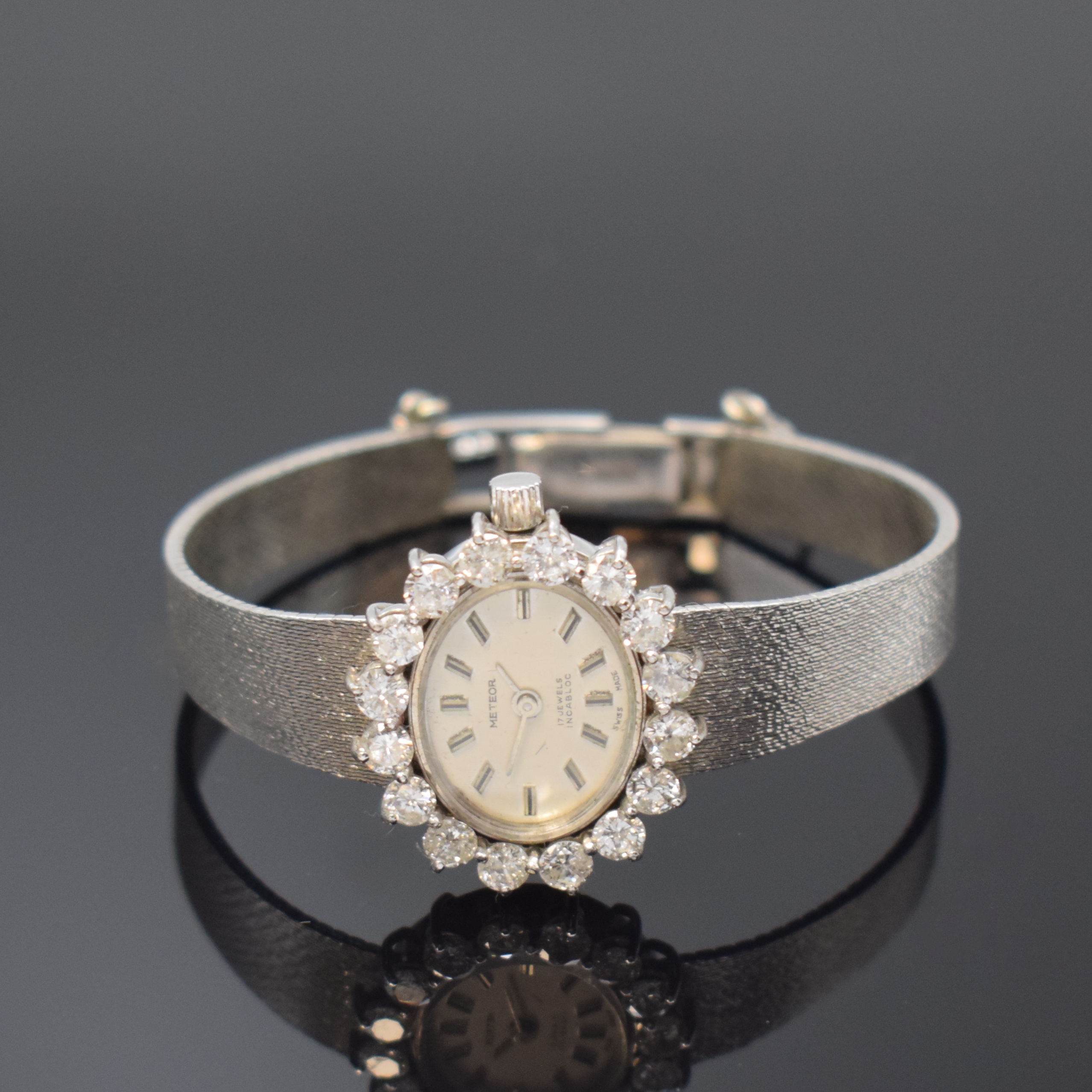 METEOR Damenarmbanduhr in WG 585/000 mit Diamanten, Schweiz um 1965, Handaufzug, Boden aufgedr., Milanaiseband m. Sicherheitskettchen, Lünette aufw. ...