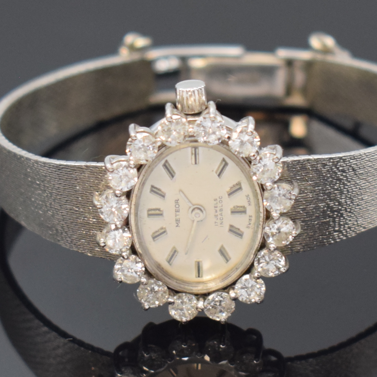 Detail a: METEOR Damenarmbanduhr in WG 585/000 mit Diamanten, Schweiz um 1965, Handaufzug, Boden aufgedr., Milanaiseband m. Sicherheitskettchen, Lünette aufw. ...