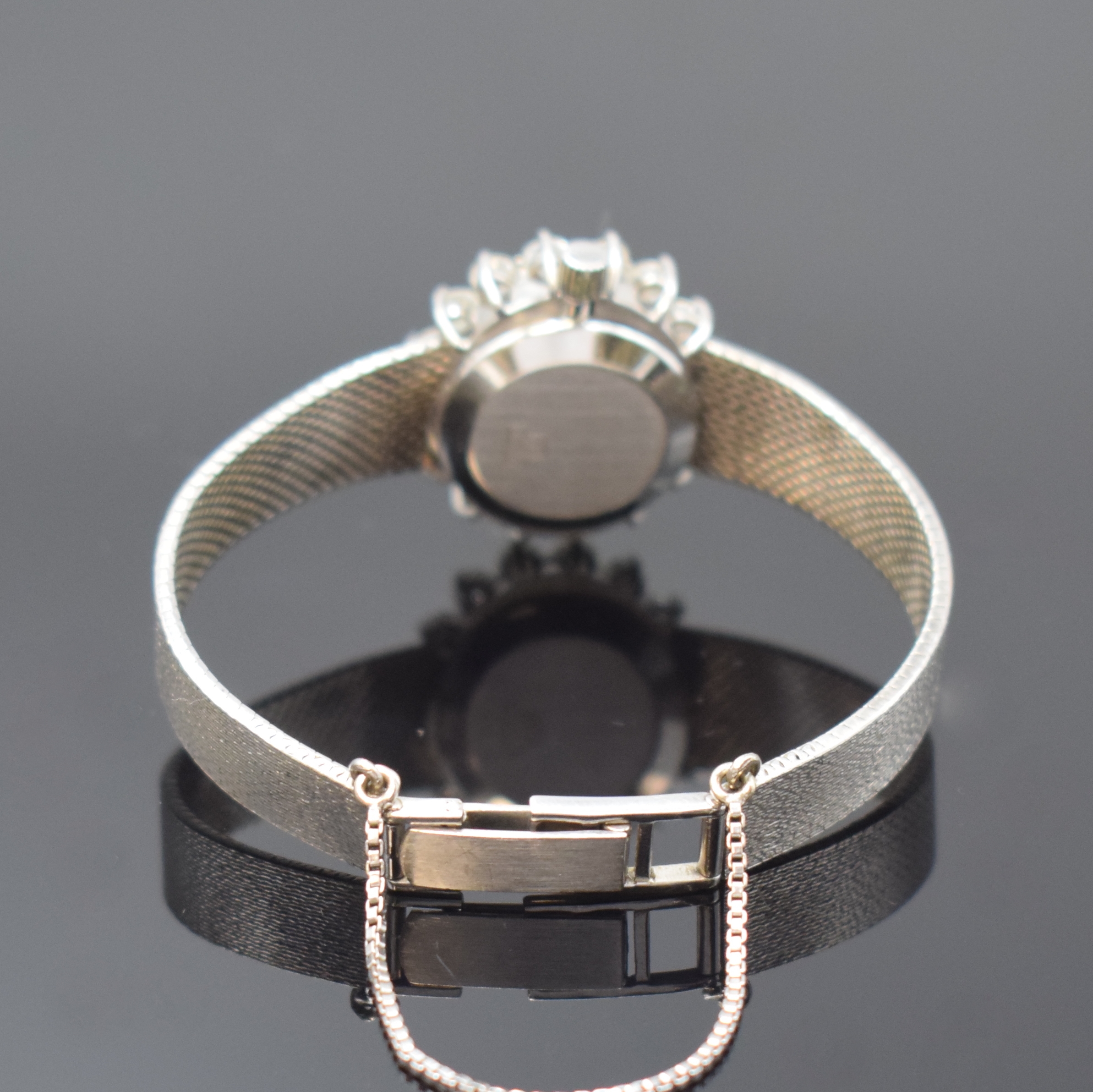 Detail b: METEOR Damenarmbanduhr in WG 585/000 mit Diamanten, Schweiz um 1965, Handaufzug, Boden aufgedr., Milanaiseband m. Sicherheitskettchen, Lünette aufw. ...