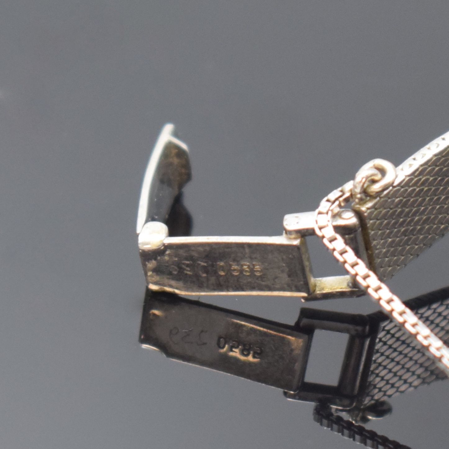 Detail c: METEOR Damenarmbanduhr in WG 585/000 mit Diamanten, Schweiz um 1965, Handaufzug, Boden aufgedr., Milanaiseband m. Sicherheitskettchen, Lünette aufw. ...