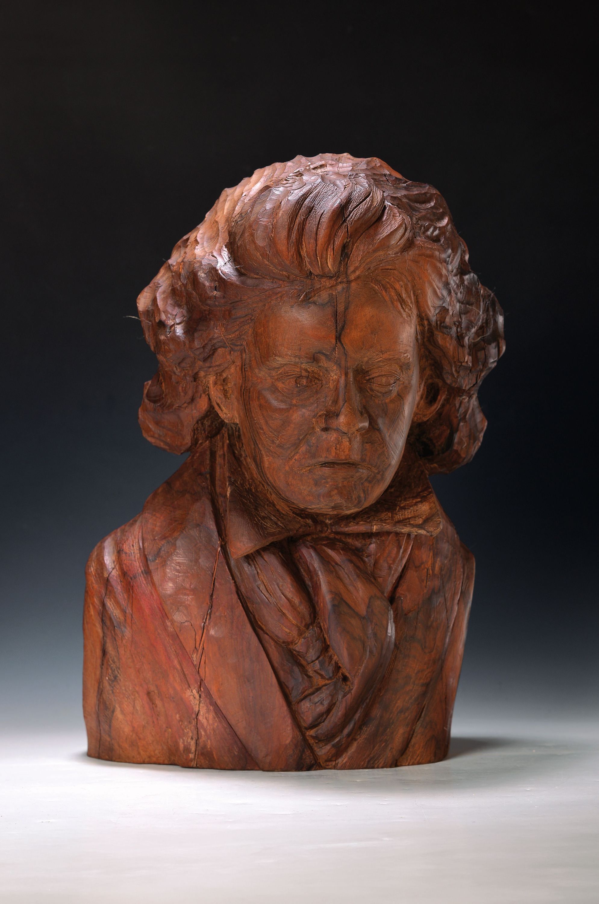 Büste des Ludwig van Beethoven, signiert Maillan, Nußbaum geschnitzt, seitlich signiert, altersbedingt spannungsrissig, ausdrucksvoll, H. ca. 48cm