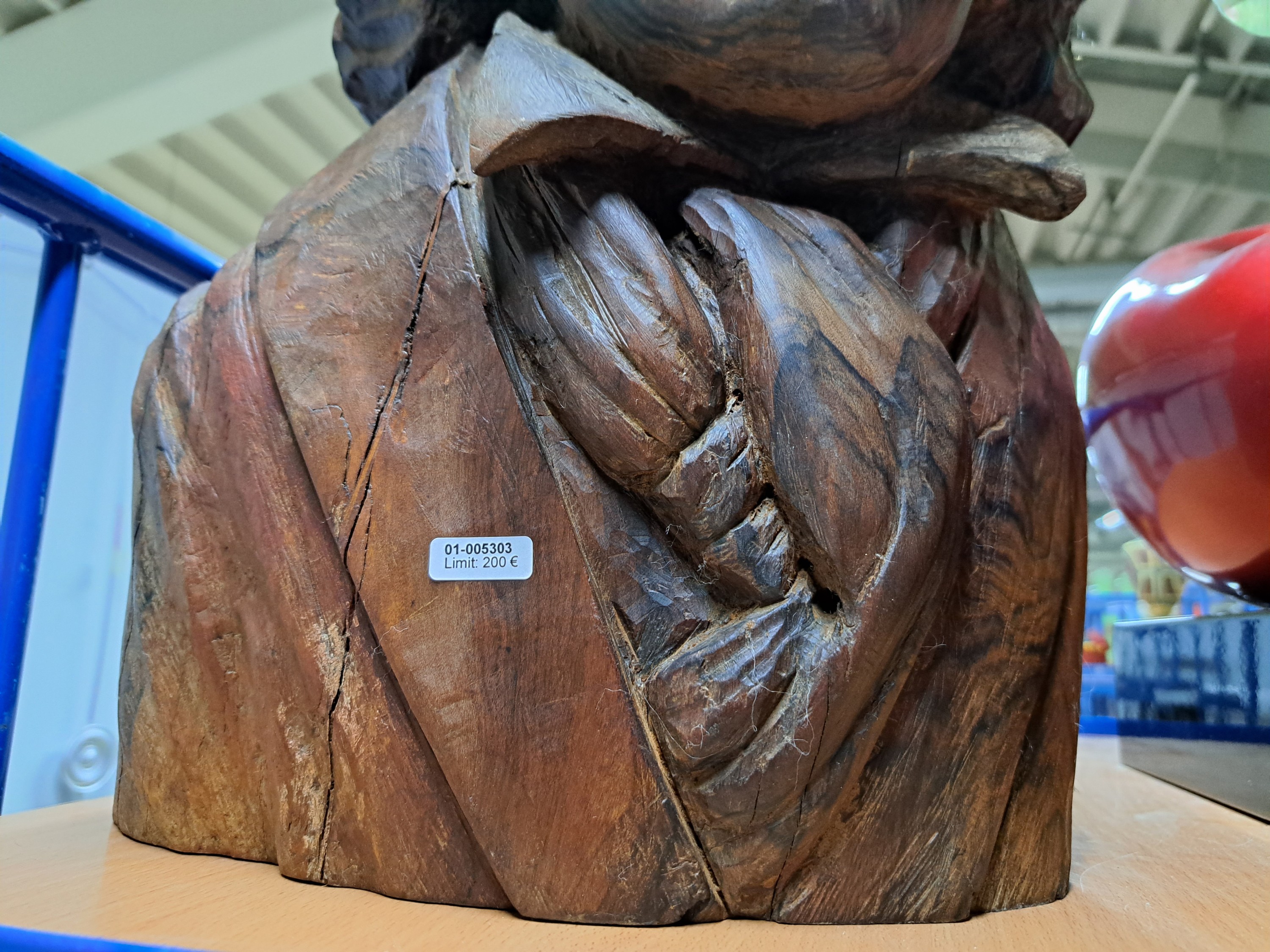 Detail a: Büste des Ludwig van Beethoven, signiert Maillan, Nußbaum geschnitzt, seitlich signiert, altersbedingt spannungsrissig, ausdrucksvoll, H. ca. 48cm