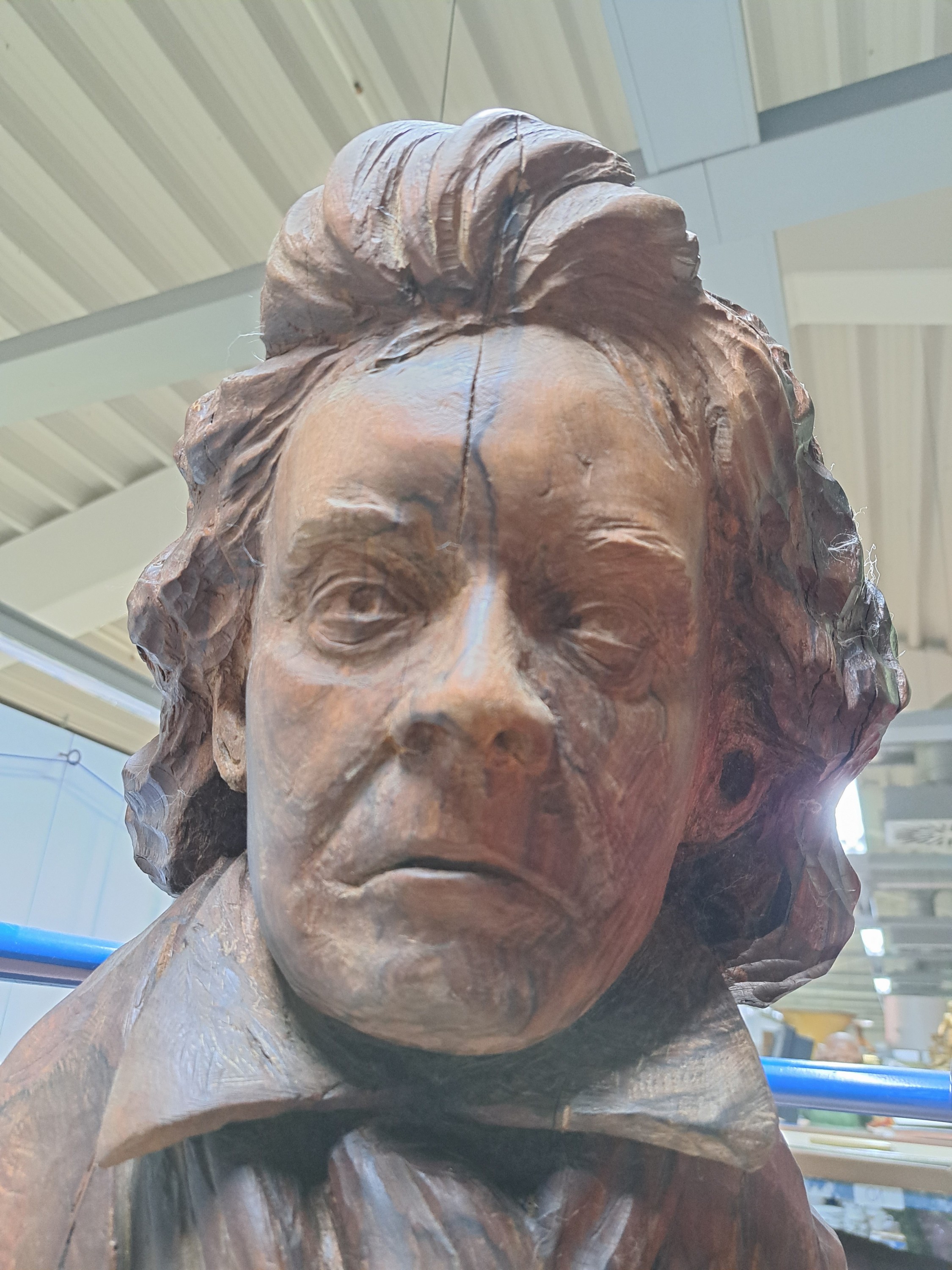 Detail b: Büste des Ludwig van Beethoven, signiert Maillan, Nußbaum geschnitzt, seitlich signiert, altersbedingt spannungsrissig, ausdrucksvoll, H. ca. 48cm
