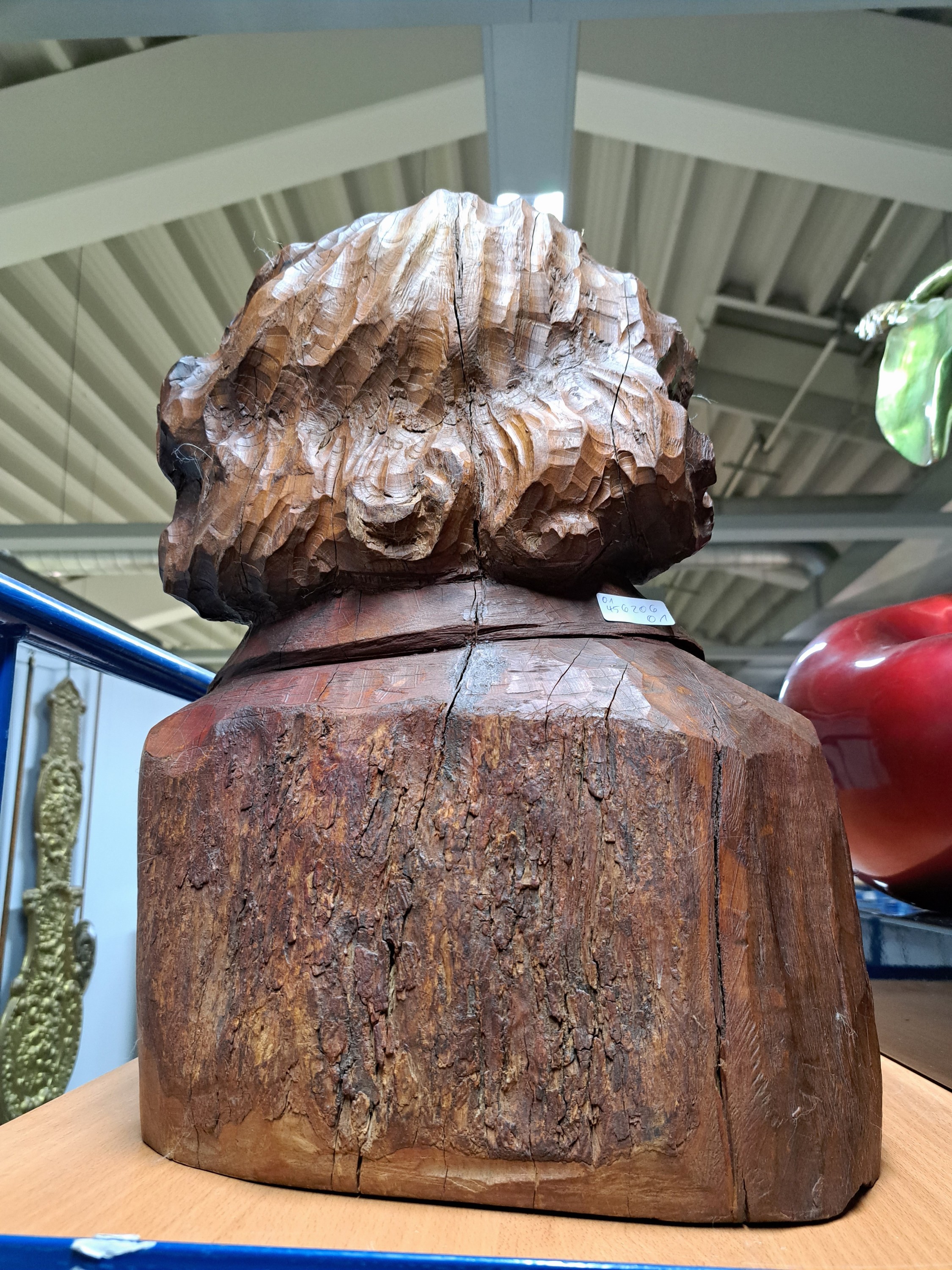 Detail c: Büste des Ludwig van Beethoven, signiert Maillan, Nußbaum geschnitzt, seitlich signiert, altersbedingt spannungsrissig, ausdrucksvoll, H. ca. 48cm