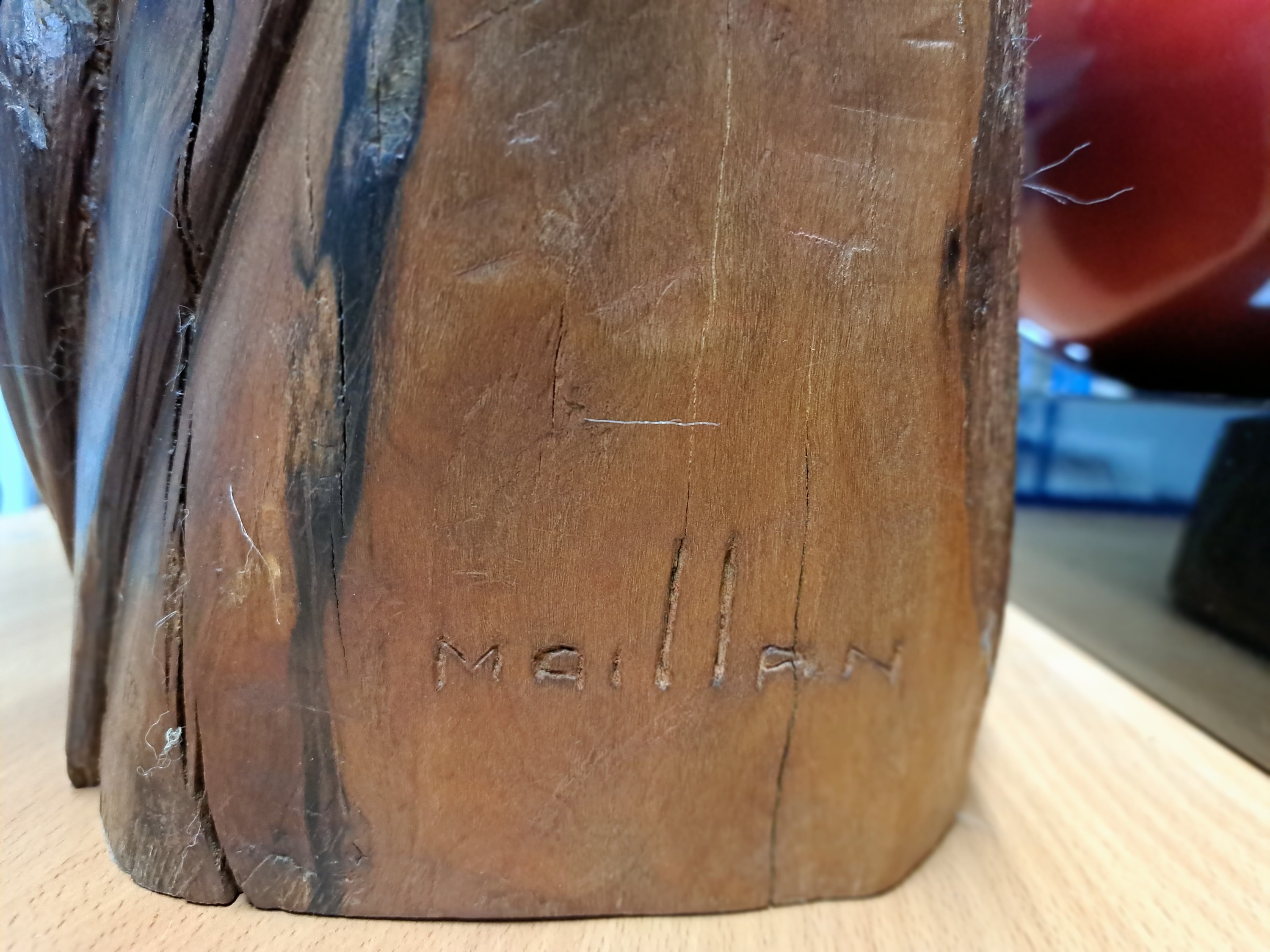 Detail e: Büste des Ludwig van Beethoven, signiert Maillan, Nußbaum geschnitzt, seitlich signiert, altersbedingt spannungsrissig, ausdrucksvoll, H. ca. 48cm