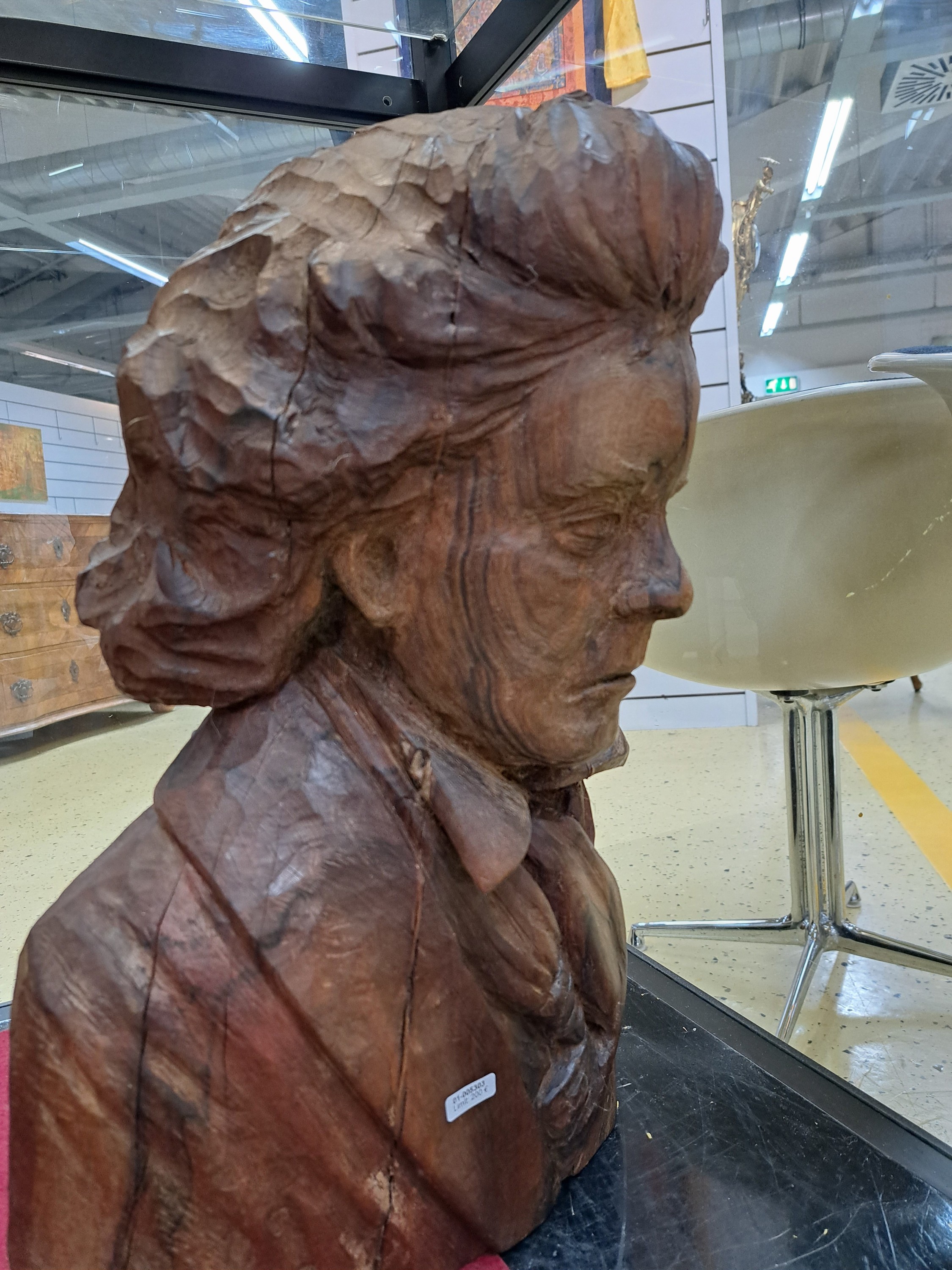 Detail f: Büste des Ludwig van Beethoven, signiert Maillan, Nußbaum geschnitzt, seitlich signiert, altersbedingt spannungsrissig, ausdrucksvoll, H. ca. 48cm