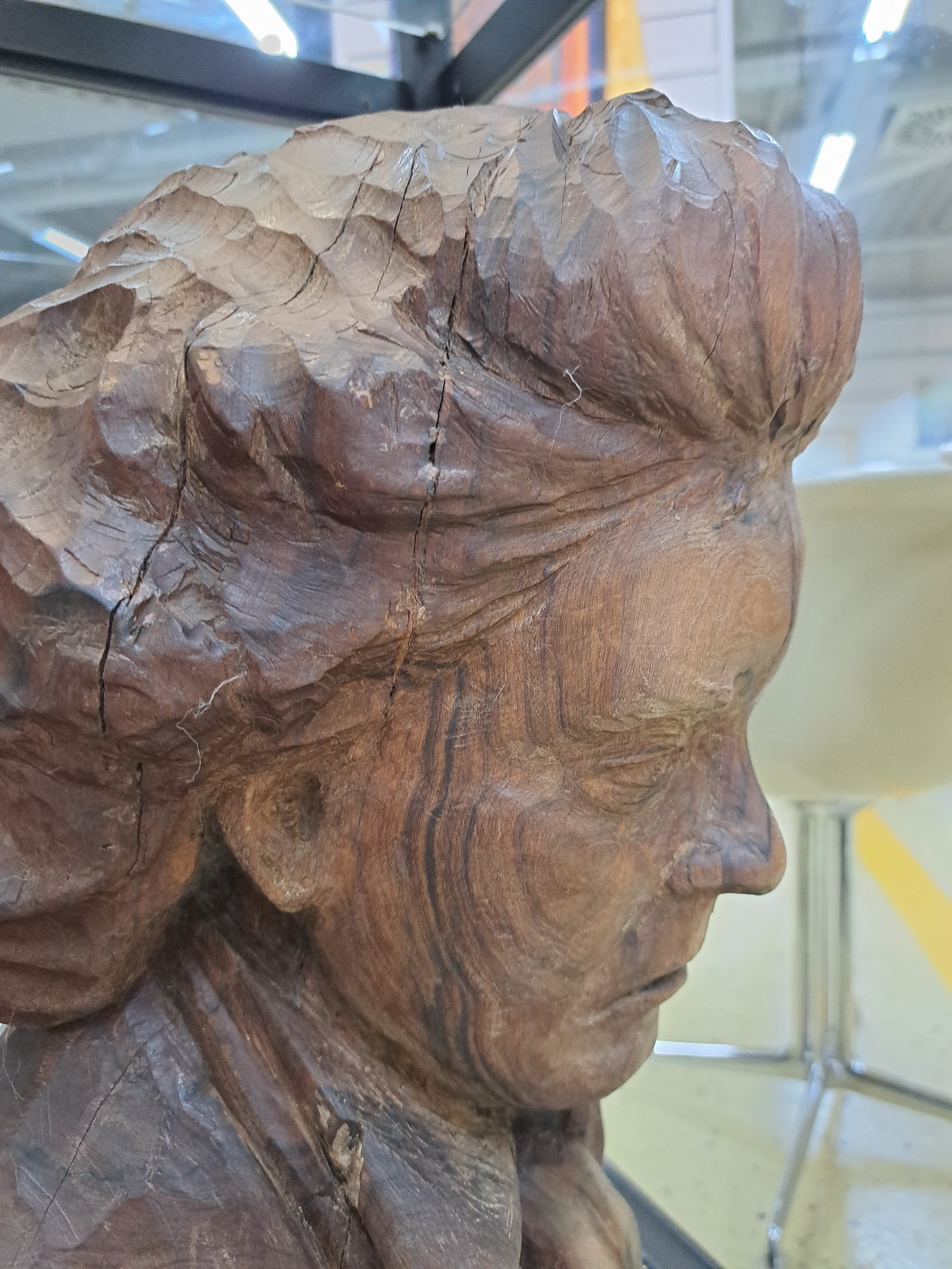 Detail g: Büste des Ludwig van Beethoven, signiert Maillan, Nußbaum geschnitzt, seitlich signiert, altersbedingt spannungsrissig, ausdrucksvoll, H. ca. 48cm