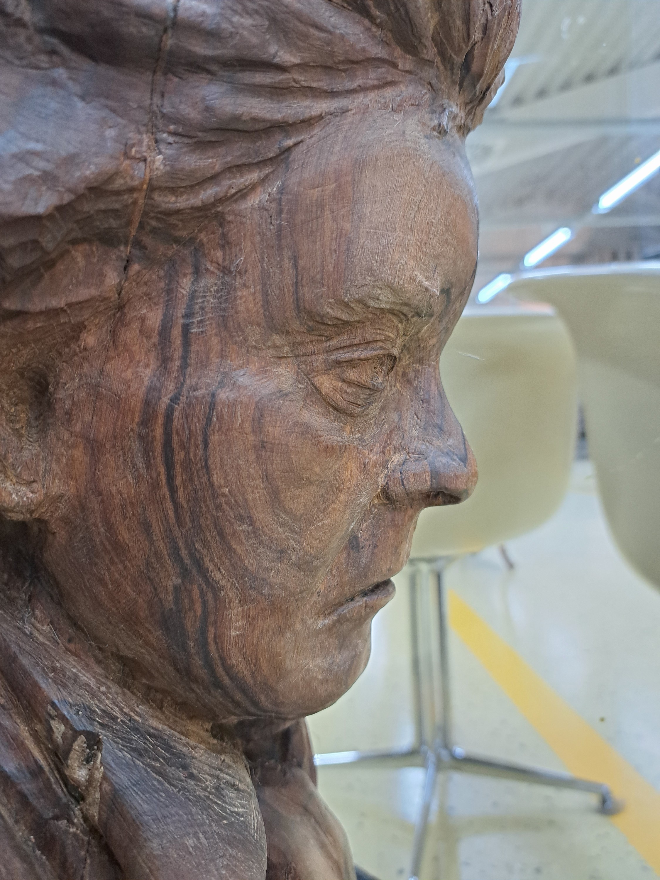 Detail h: Büste des Ludwig van Beethoven, signiert Maillan, Nußbaum geschnitzt, seitlich signiert, altersbedingt spannungsrissig, ausdrucksvoll, H. ca. 48cm