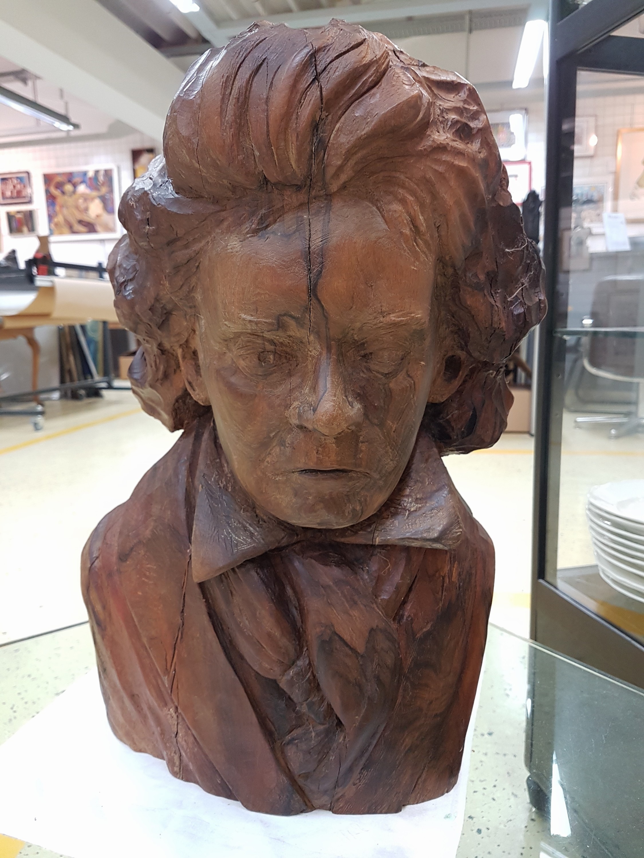 Detail j: Büste des Ludwig van Beethoven, signiert Maillan, Nußbaum geschnitzt, seitlich signiert, altersbedingt spannungsrissig, ausdrucksvoll, H. ca. 48cm