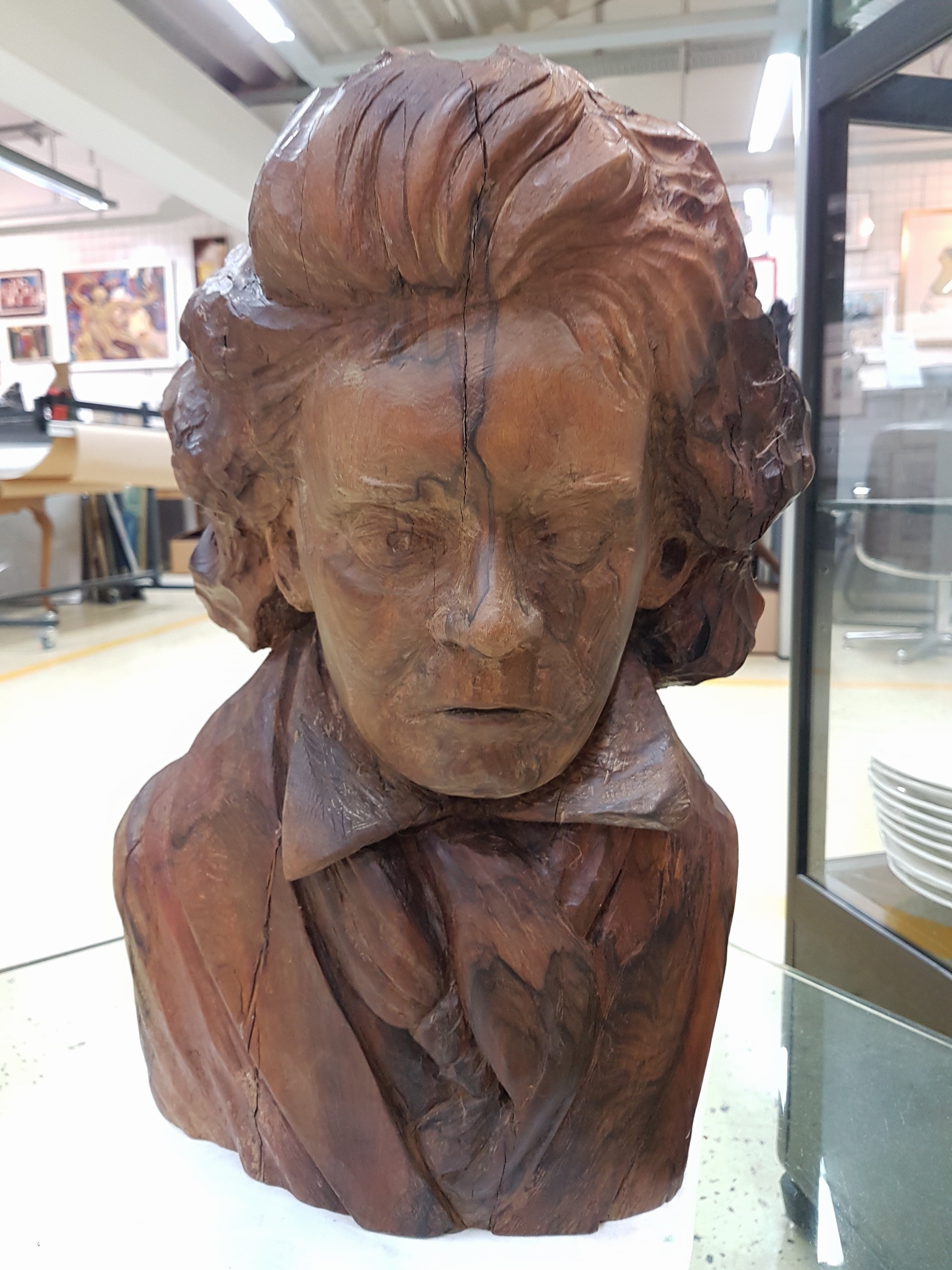 Detail k: Büste des Ludwig van Beethoven, signiert Maillan, Nußbaum geschnitzt, seitlich signiert, altersbedingt spannungsrissig, ausdrucksvoll, H. ca. 48cm
