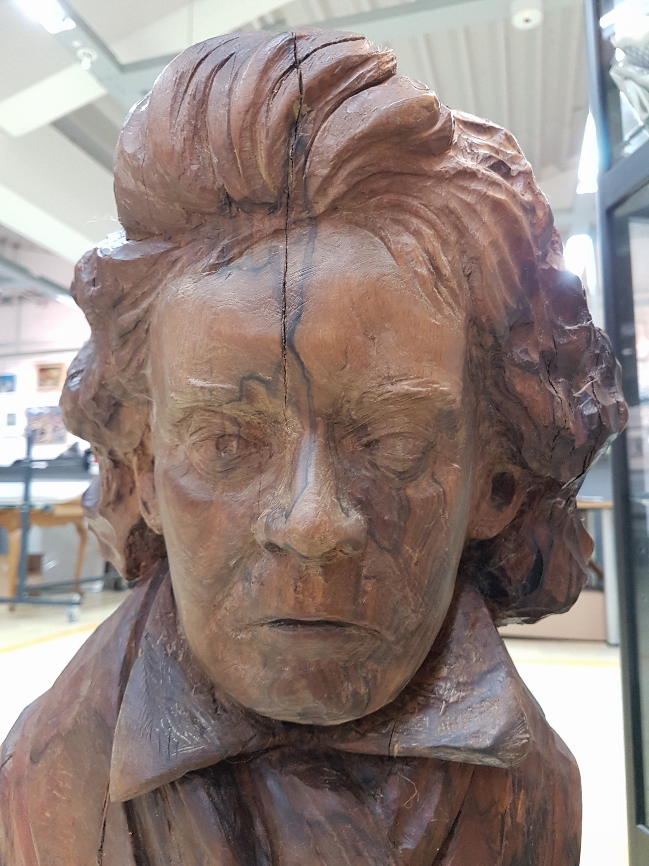 Detail m: Büste des Ludwig van Beethoven, signiert Maillan, Nußbaum geschnitzt, seitlich signiert, altersbedingt spannungsrissig, ausdrucksvoll, H. ca. 48cm