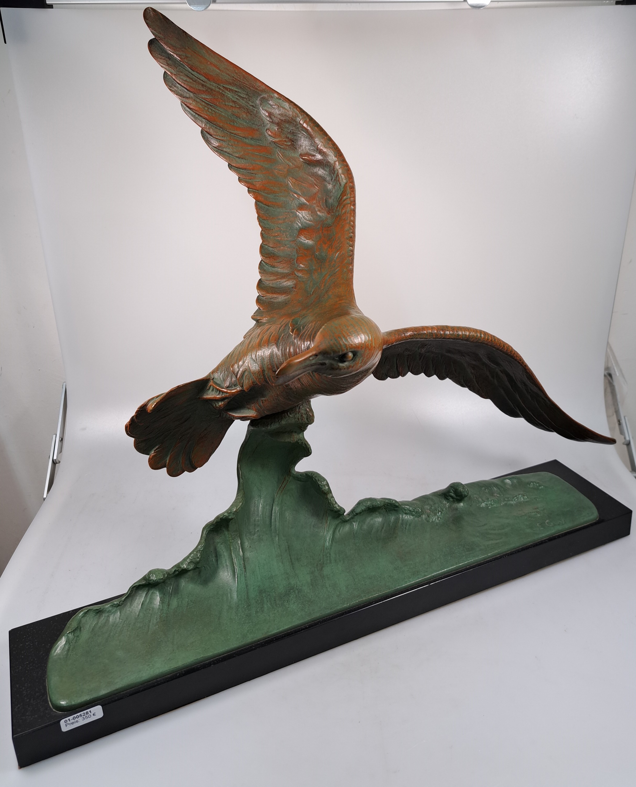 Detail a: Große Skulptur eines Albatros, Frankreich, 1930er Jahre, sign. E. Guy, Vogel auf Welle, Metall bunt bemalt, Steinsockel, H. ca. 46cm, B. ca. 54cm
