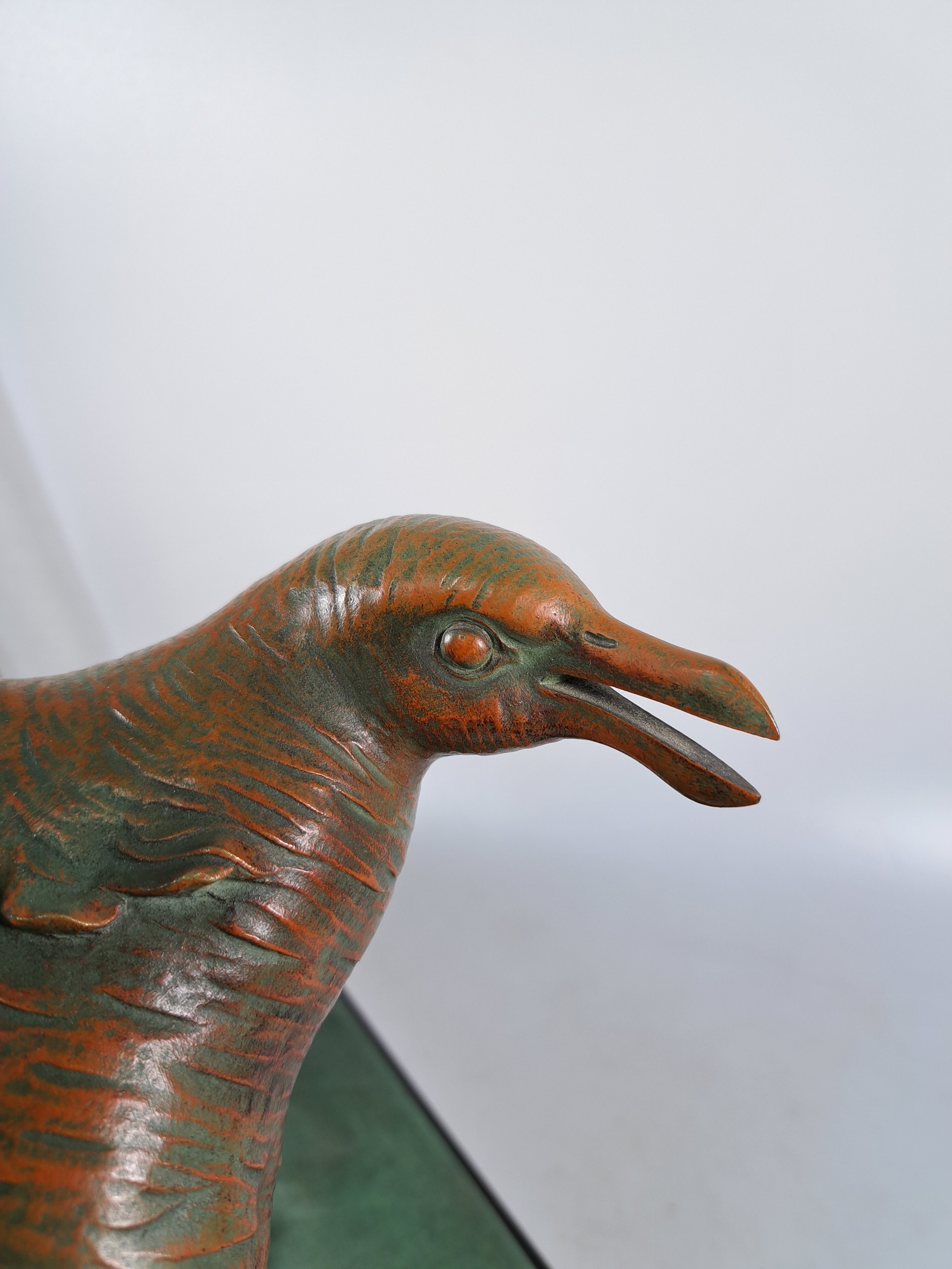 Detail c: Große Skulptur eines Albatros, Frankreich, 1930er Jahre, sign. E. Guy, Vogel auf Welle, Metall bunt bemalt, Steinsockel, H. ca. 46cm, B. ca. 54cm