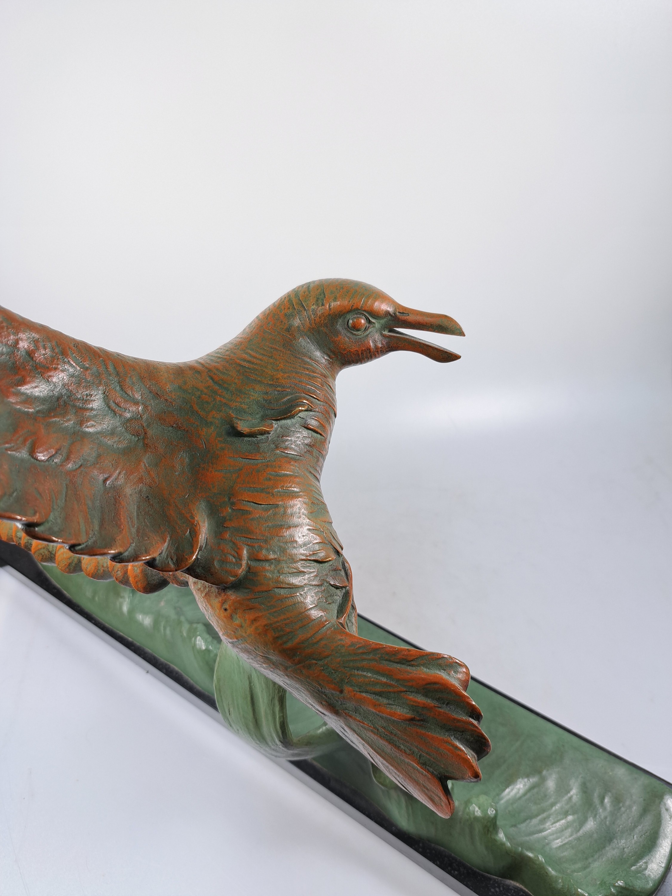 Detail d: Große Skulptur eines Albatros, Frankreich, 1930er Jahre, sign. E. Guy, Vogel auf Welle, Metall bunt bemalt, Steinsockel, H. ca. 46cm, B. ca. 54cm