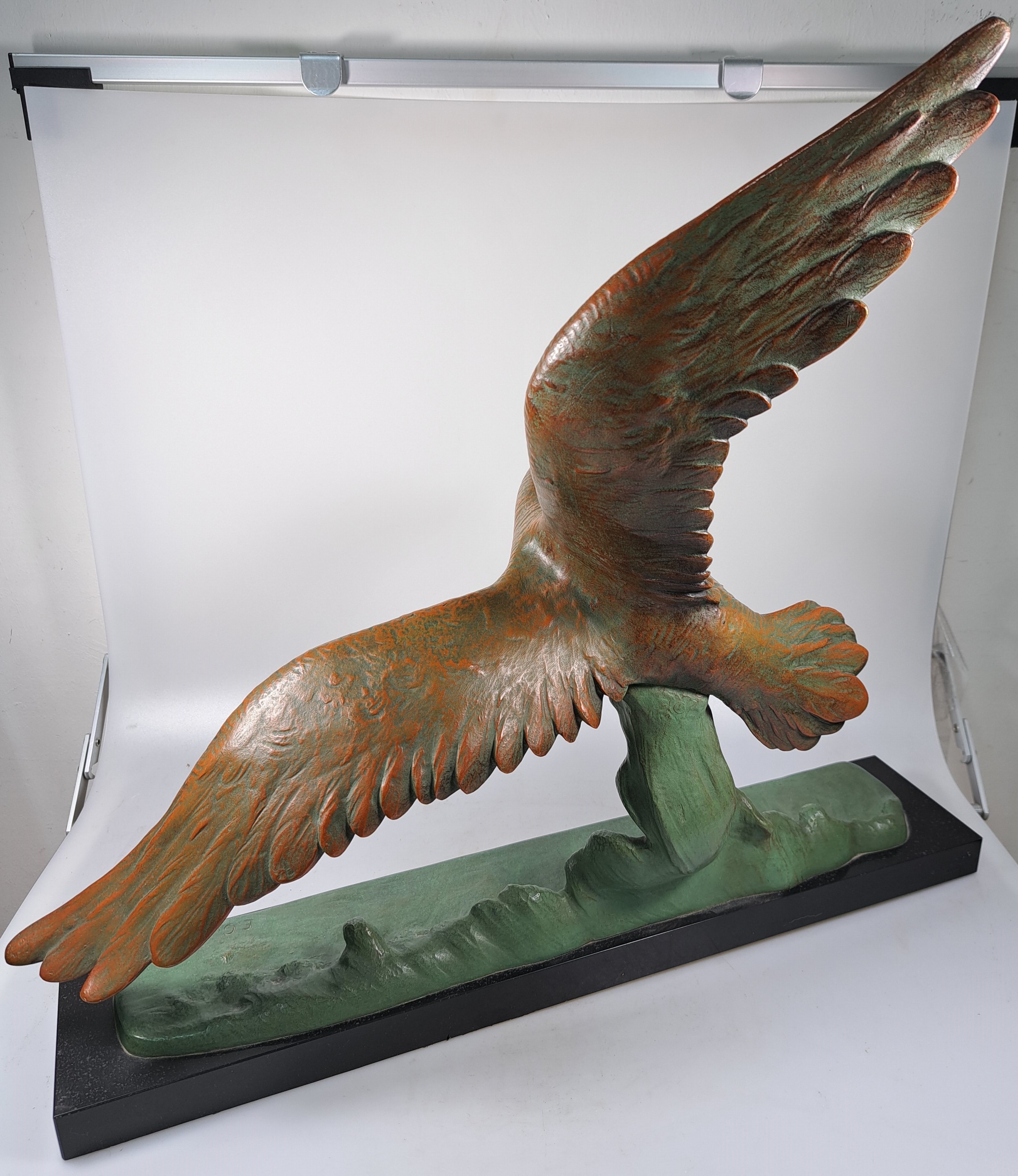 Detail e: Große Skulptur eines Albatros, Frankreich, 1930er Jahre, sign. E. Guy, Vogel auf Welle, Metall bunt bemalt, Steinsockel, H. ca. 46cm, B. ca. 54cm