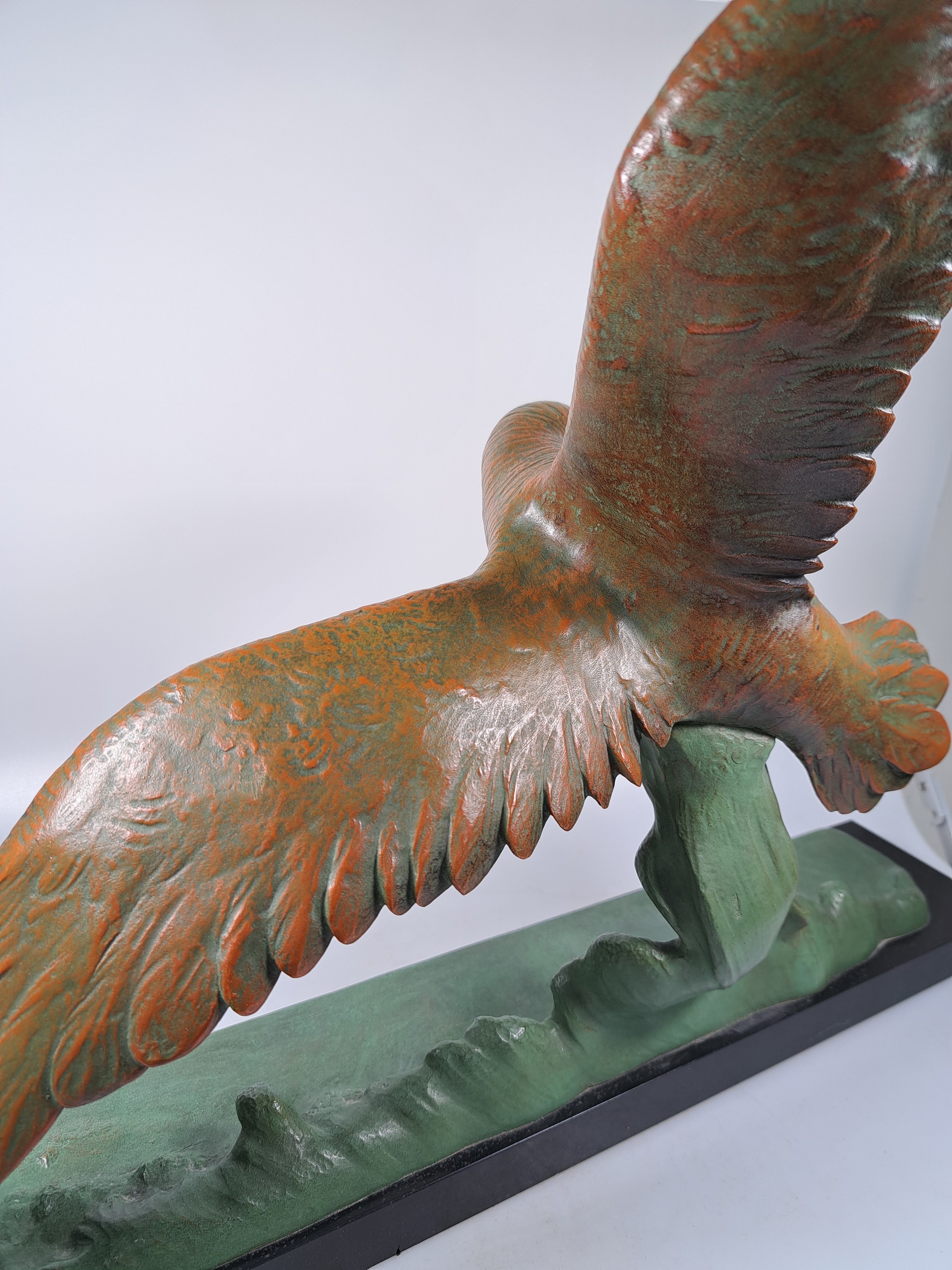Detail f: Große Skulptur eines Albatros, Frankreich, 1930er Jahre, sign. E. Guy, Vogel auf Welle, Metall bunt bemalt, Steinsockel, H. ca. 46cm, B. ca. 54cm