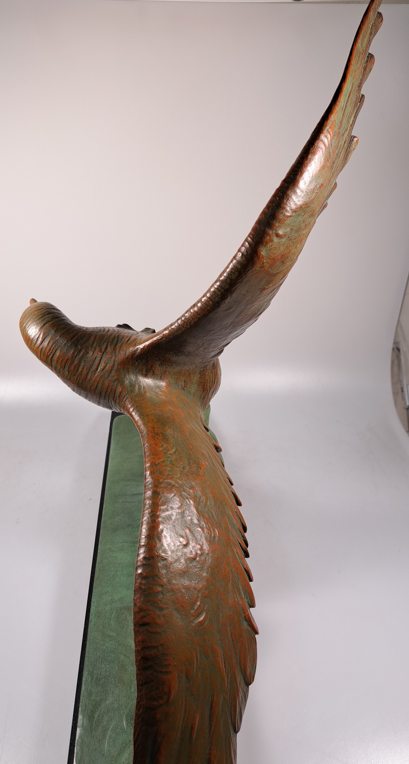 Detail g: Große Skulptur eines Albatros, Frankreich, 1930er Jahre, sign. E. Guy, Vogel auf Welle, Metall bunt bemalt, Steinsockel, H. ca. 46cm, B. ca. 54cm