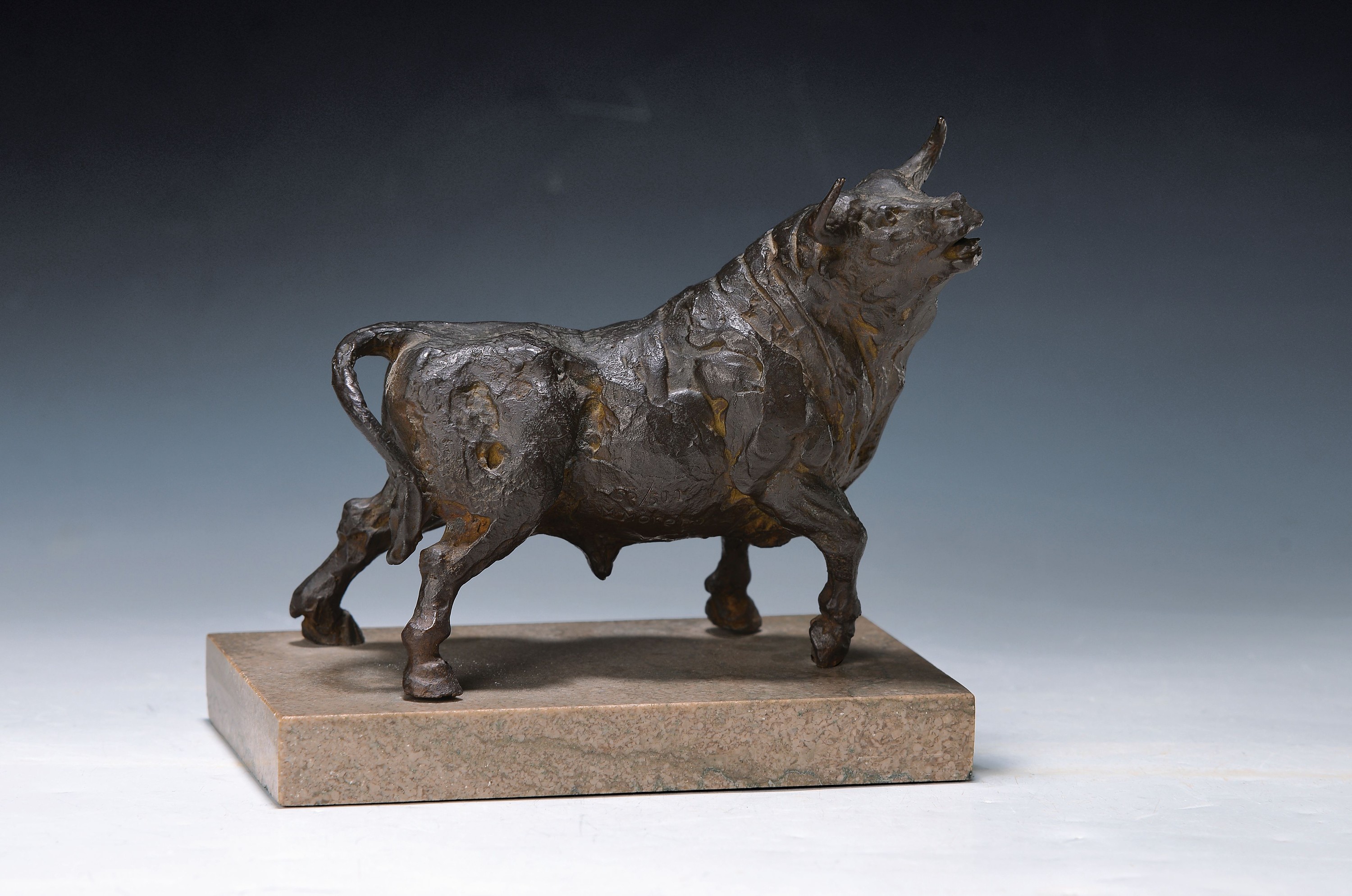 Skulptur von Miguel Moreno, geb. 1935, Stier, Bronze, sign. und num. 66/500, Steinsockel, H. ca. 15.5cm, L. ca. 17cm