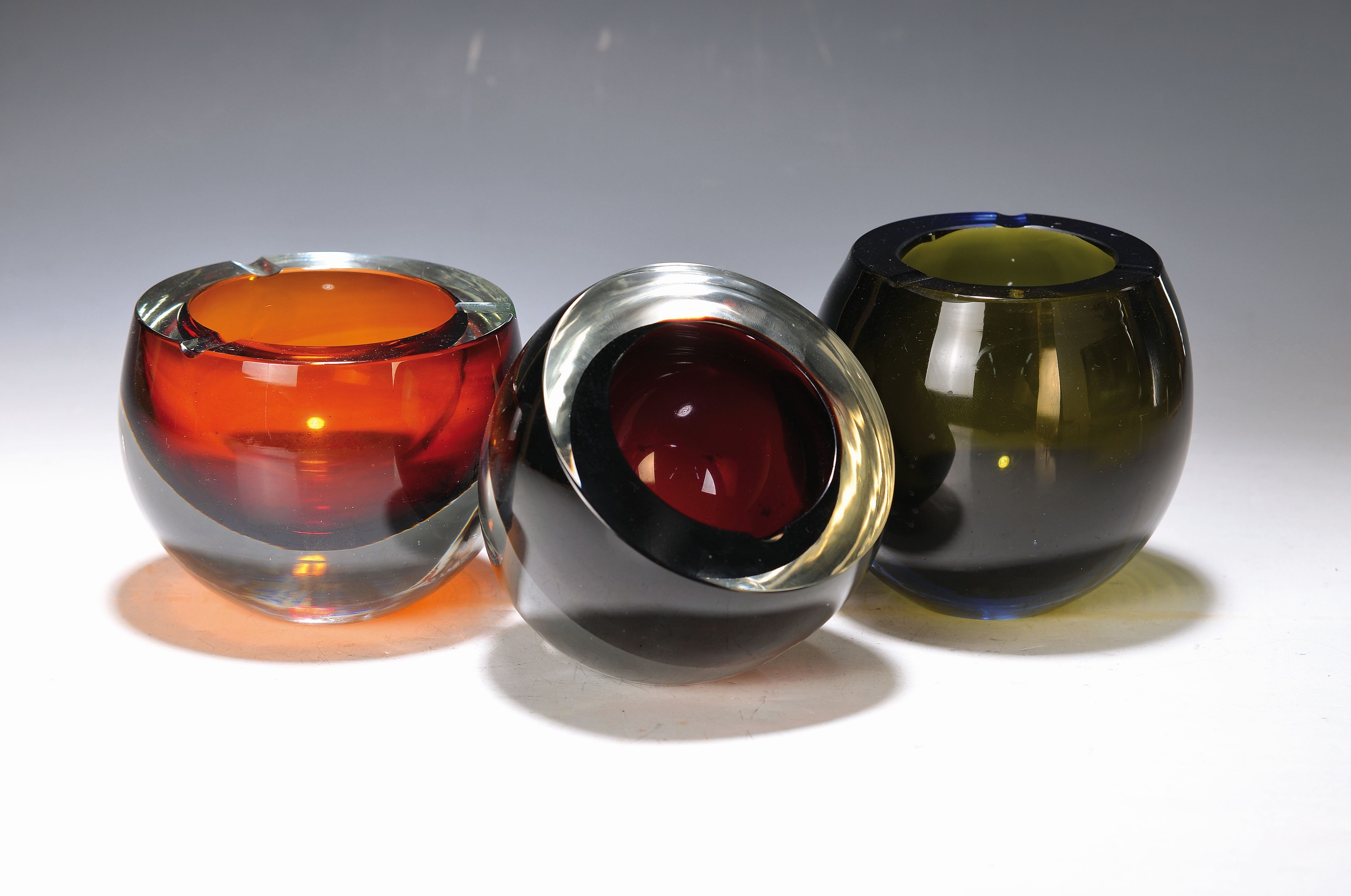 3 Aschenbecher, Cenedese, Murano, 1960/70er-Jahre, farbloses Glas, mundgeblasen, roter und orangefarbener Innenüberfang, einmal blauer Überfang, ...