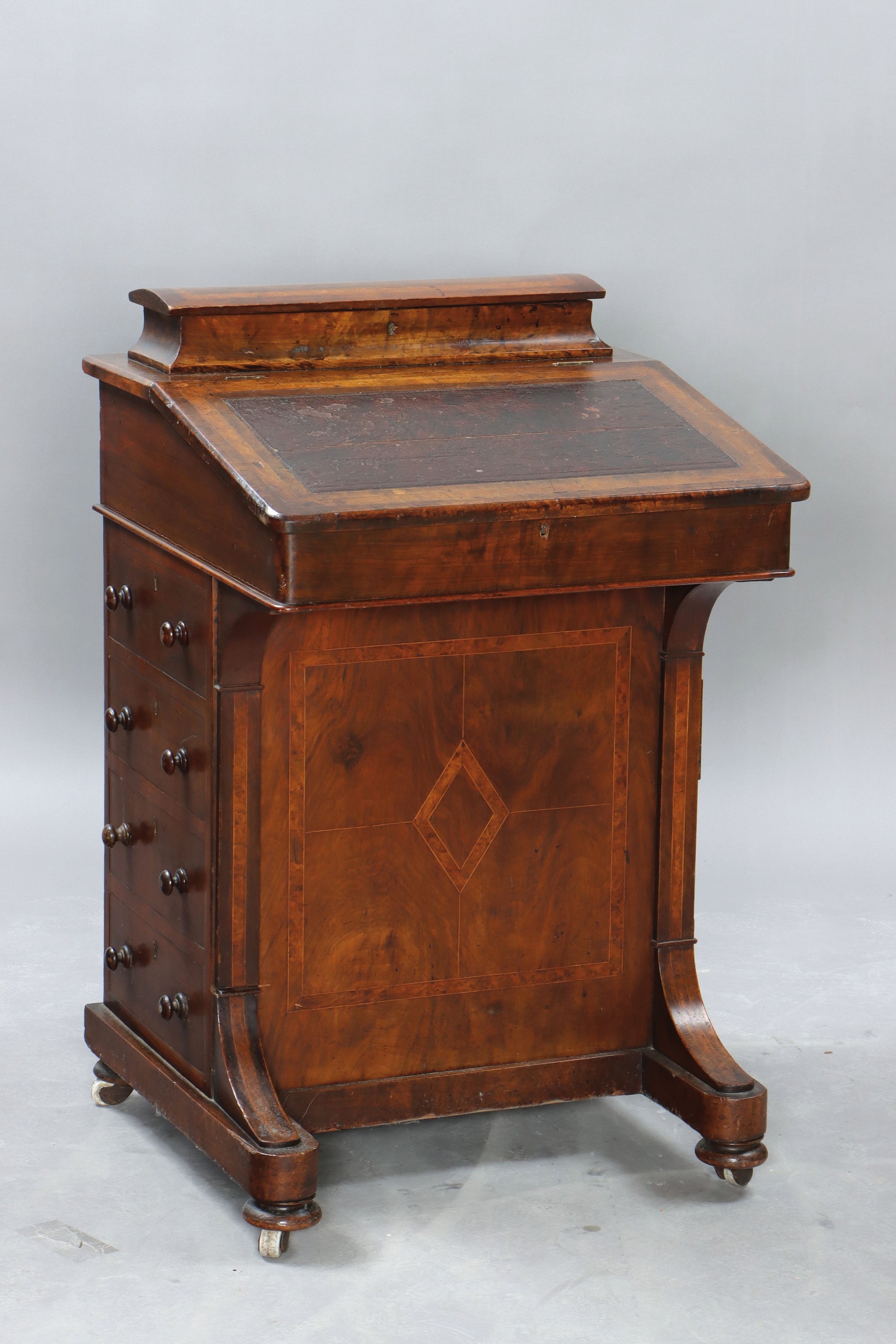 Davenport / Schreibkommode, Victorian, um 1900, Wurzelnussfurnier, Schreibfläche mit Ledereinsatz diese aufklappbar, 4 Schubladen, ca. 85 x 53 x 54 ...