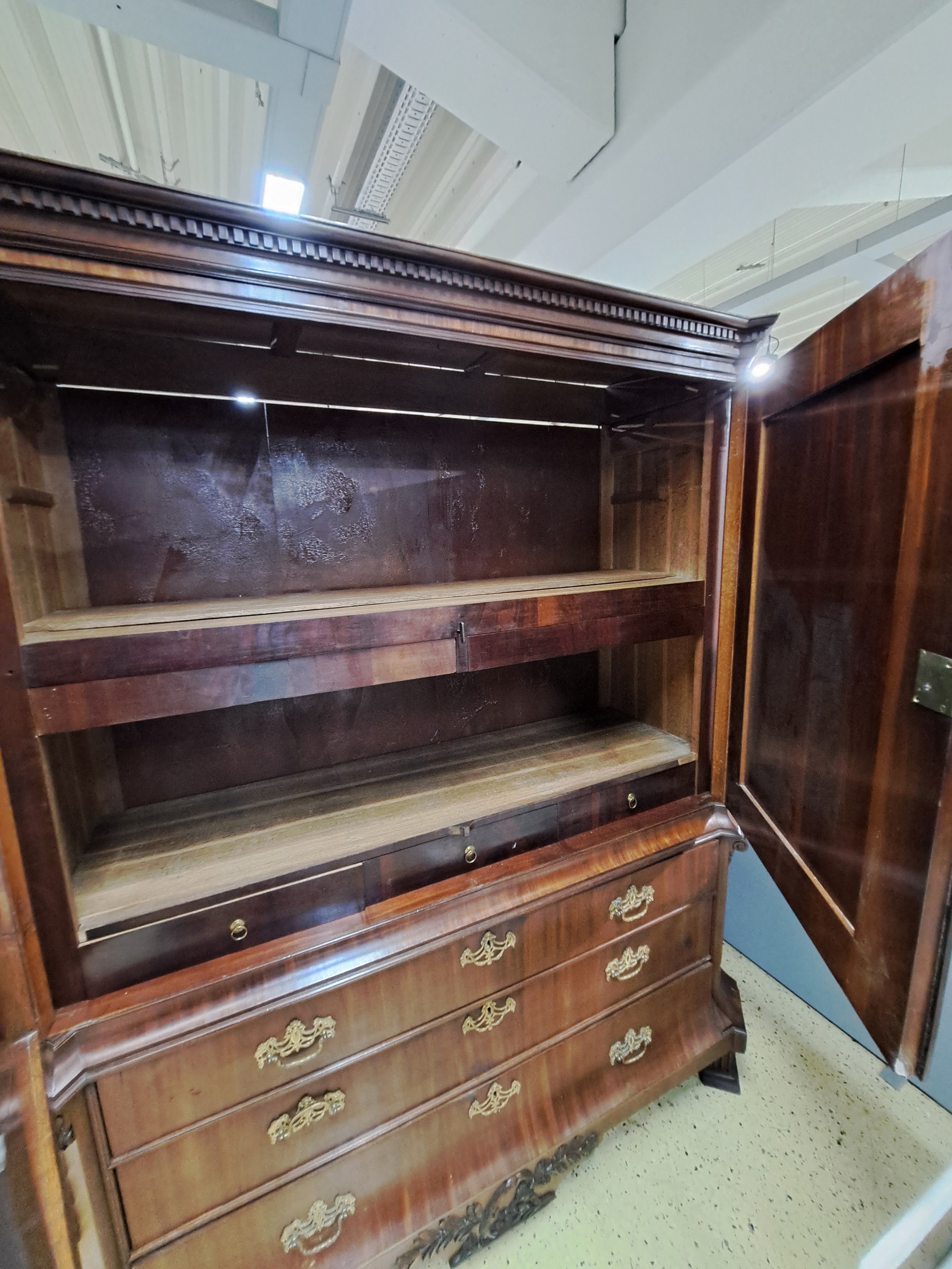 Detail a: Kabinettschrank, norddeutsch, Klassizistisch, um 1830, Mahagonifurnier, Rückwand neu, Aufsatz zweitürig, Unterteil mit 3 Schubladen, ...