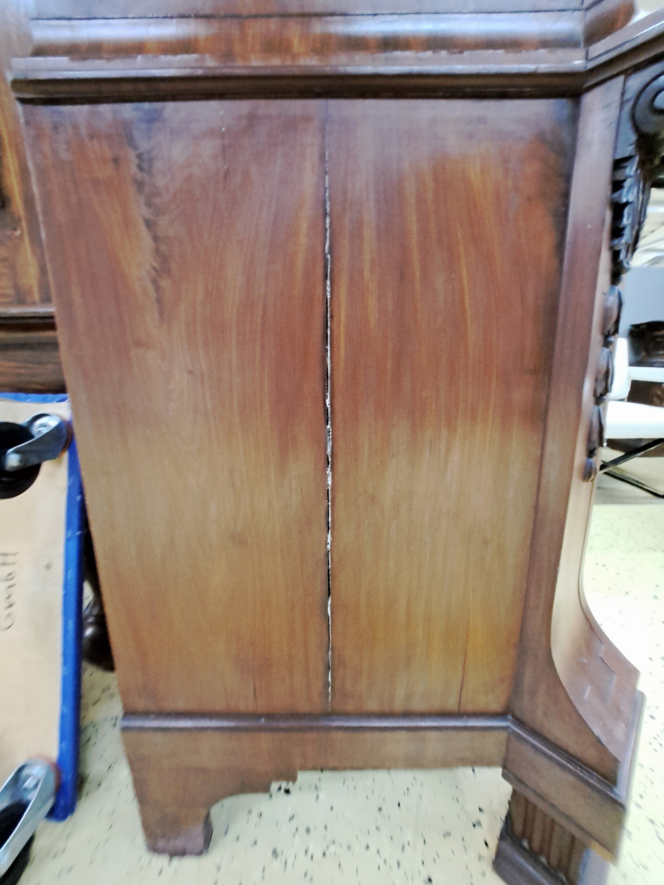 Detail b: Kabinettschrank, norddeutsch, Klassizistisch, um 1830, Mahagonifurnier, Rückwand neu, Aufsatz zweitürig, Unterteil mit 3 Schubladen, ...