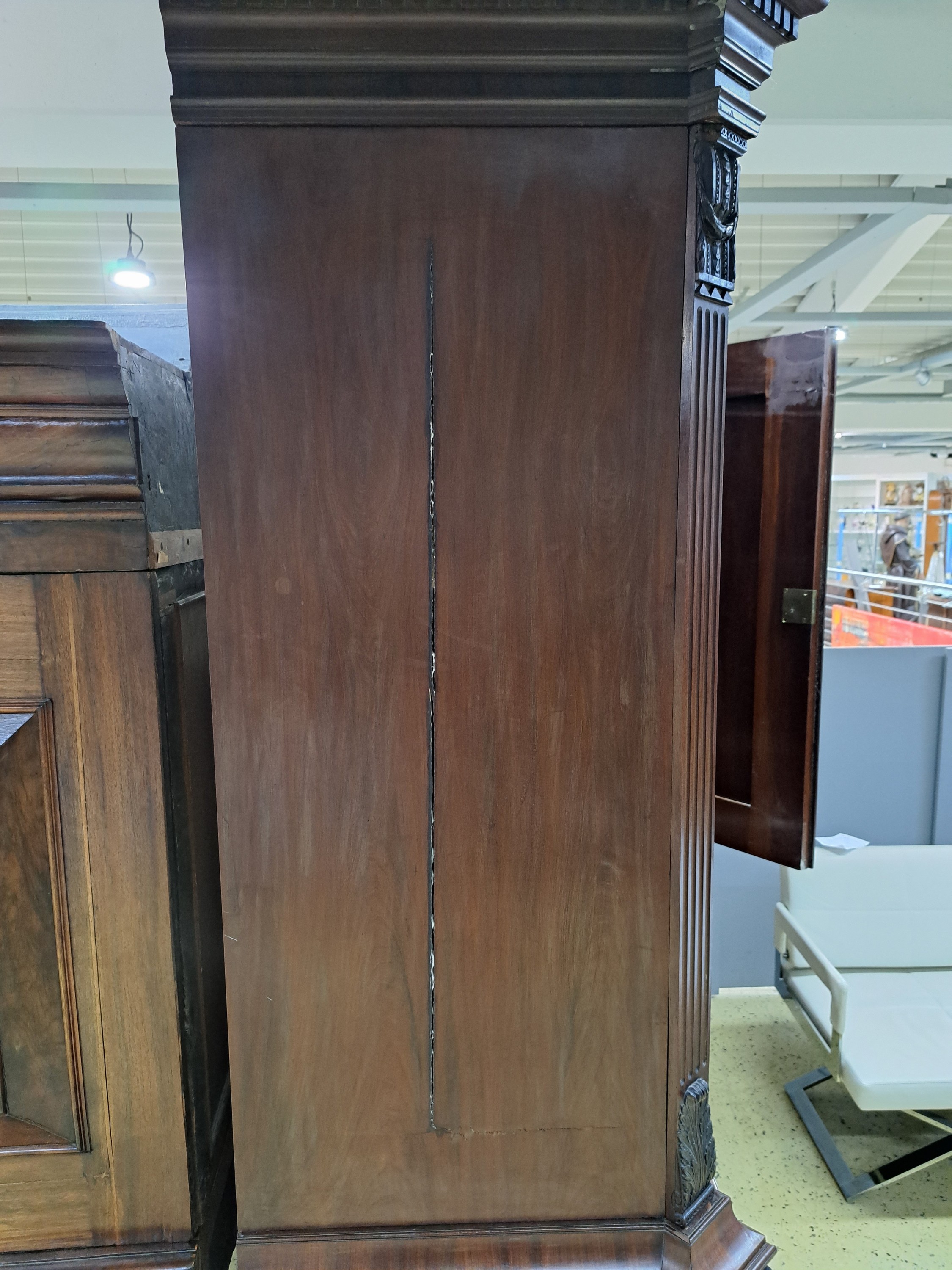 Detail c: Kabinettschrank, norddeutsch, Klassizistisch, um 1830, Mahagonifurnier, Rückwand neu, Aufsatz zweitürig, Unterteil mit 3 Schubladen, ...