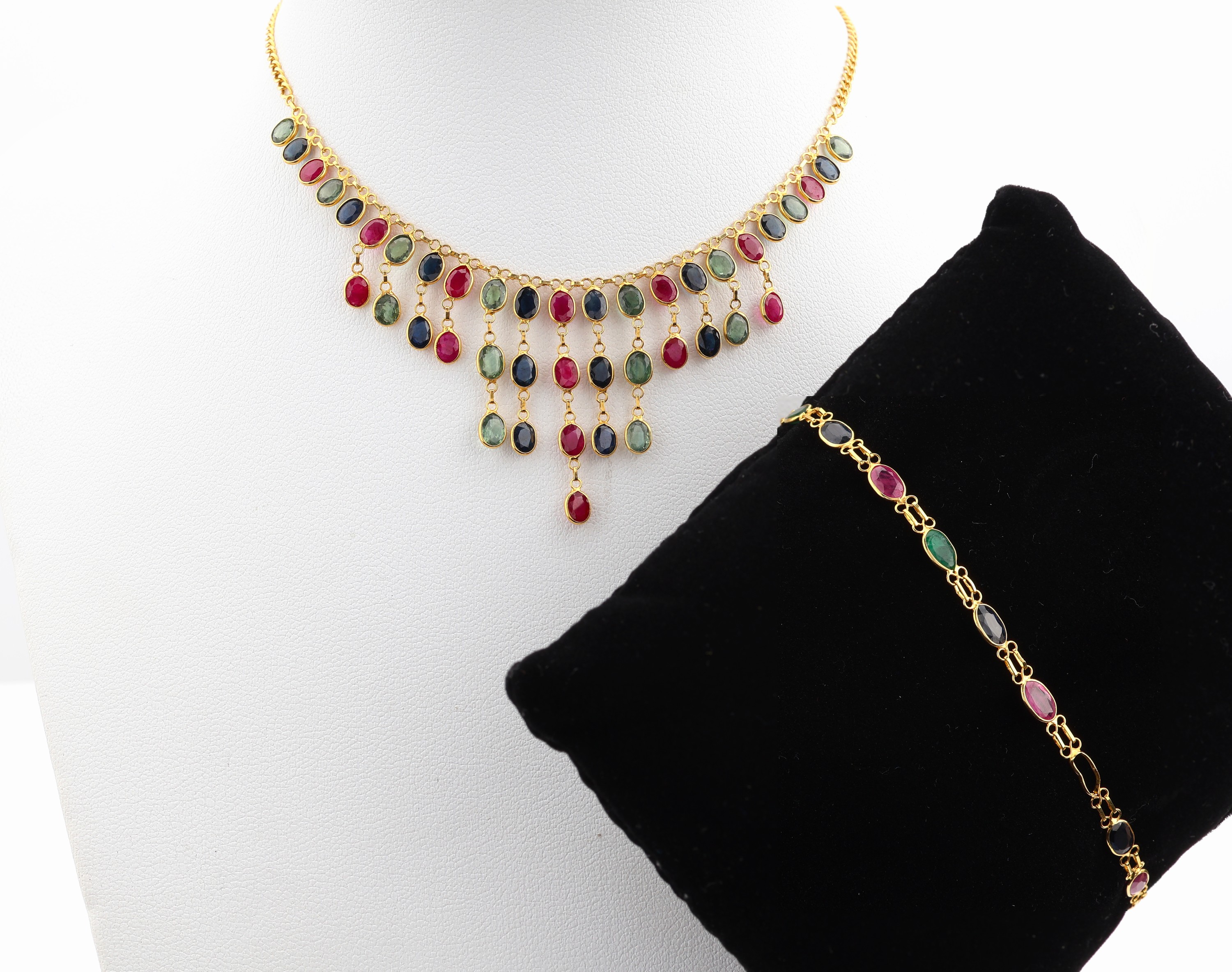 18 kt Gold Farbstein-Konvolut, GG 750/000, best. aus: 1x Collier, Mittelteil bes. mit jeweils 14 ovalfacett. Turmalinen, Rubinen undSaphiren, im ...