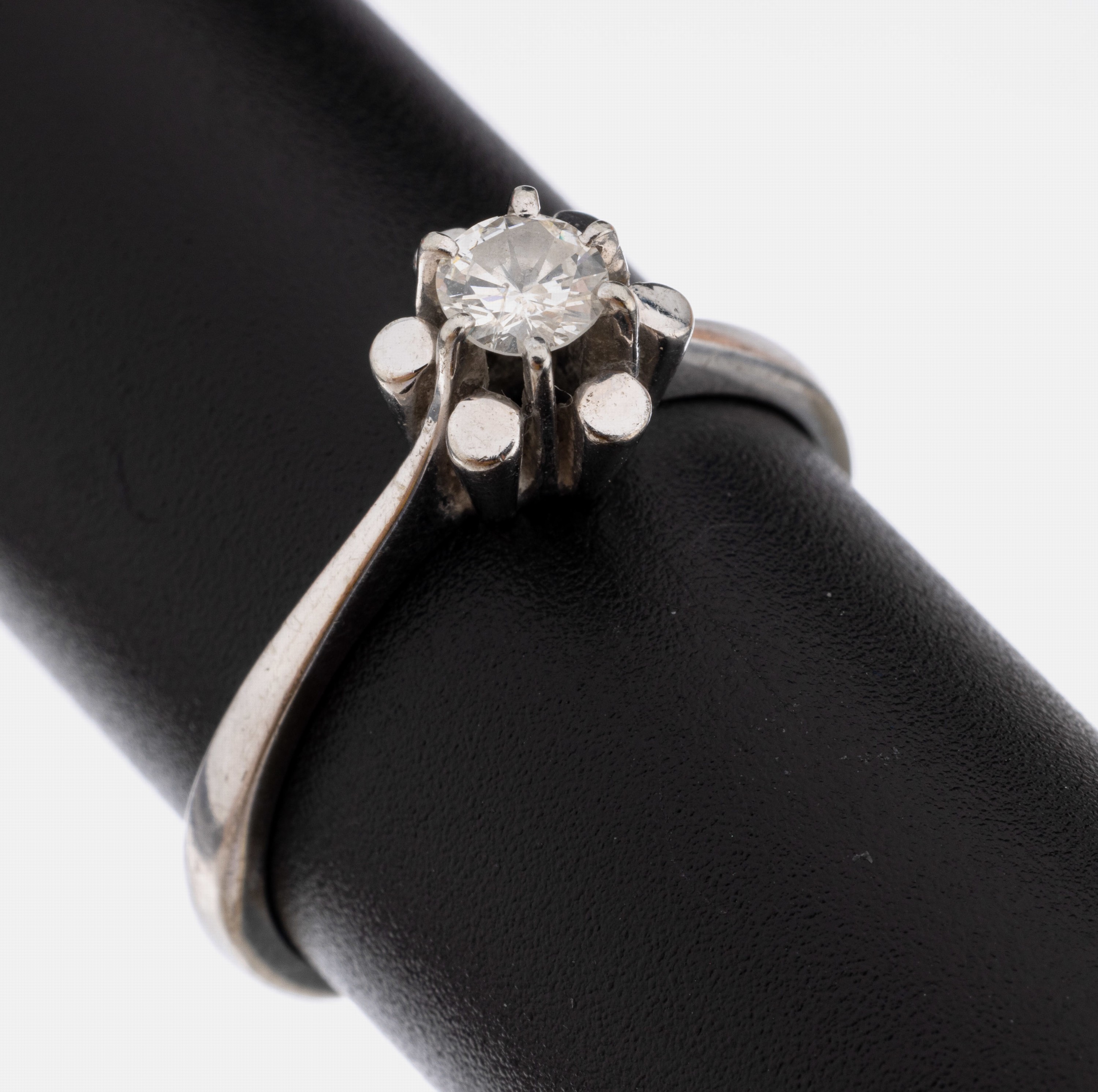 18 kt Gold Brillant-Ring, WG 750/000, Brillant ca. 0.20 ct Weiß/p, RW 57, ca. 3.6 g