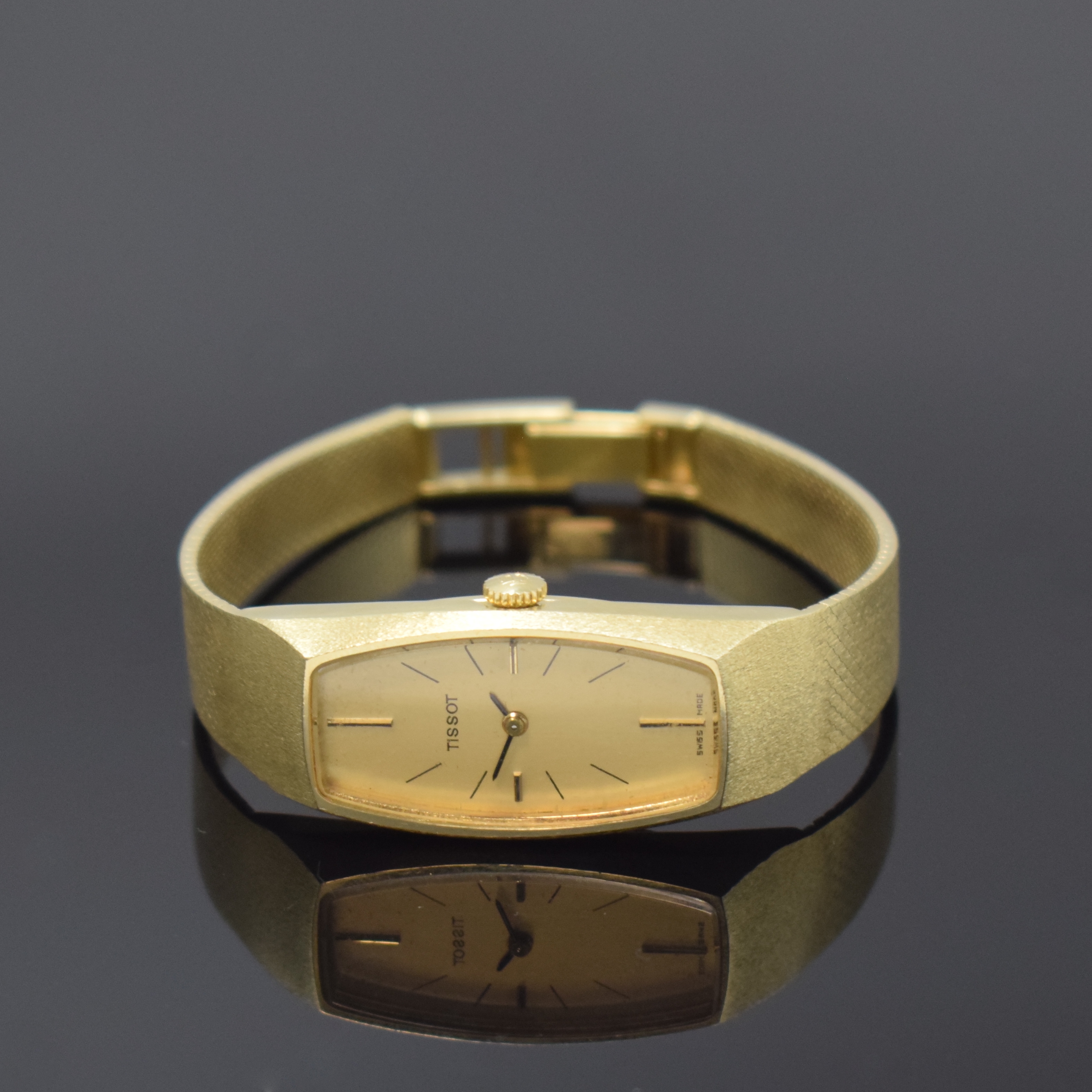 TISSOT Damenarmbanduhr in GG 585/000 an Milanaiseband, Handaufzug, Schweiz um 1970, Boden aufgedr., gold. Zifferbl. m. 4 aufges. Indizes altersbed. ...