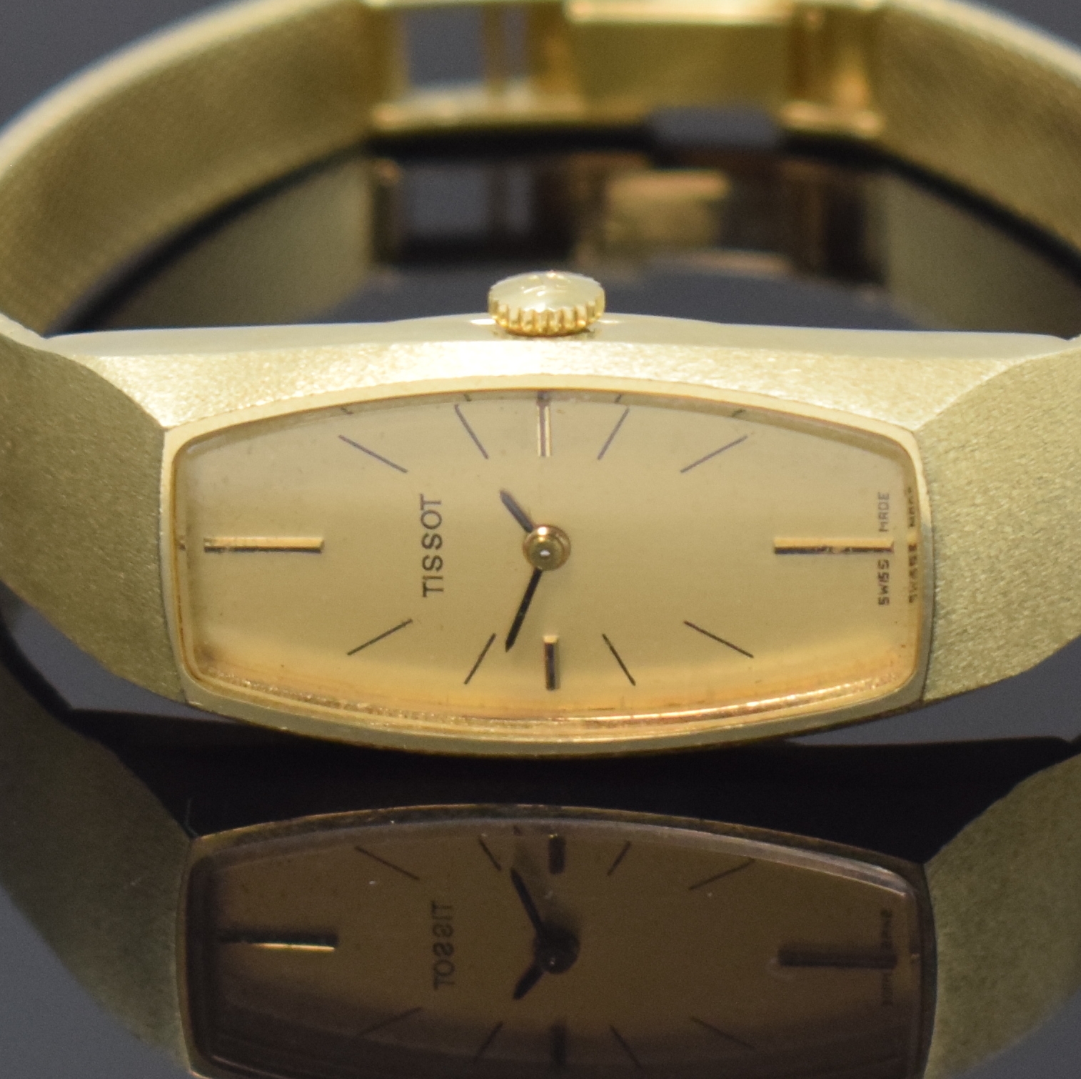 Detail a: TISSOT Damenarmbanduhr in GG 585/000 an Milanaiseband, Handaufzug, Schweiz um 1970, Boden aufgedr., gold. Zifferbl. m. 4 aufges. Indizes altersbed. ...