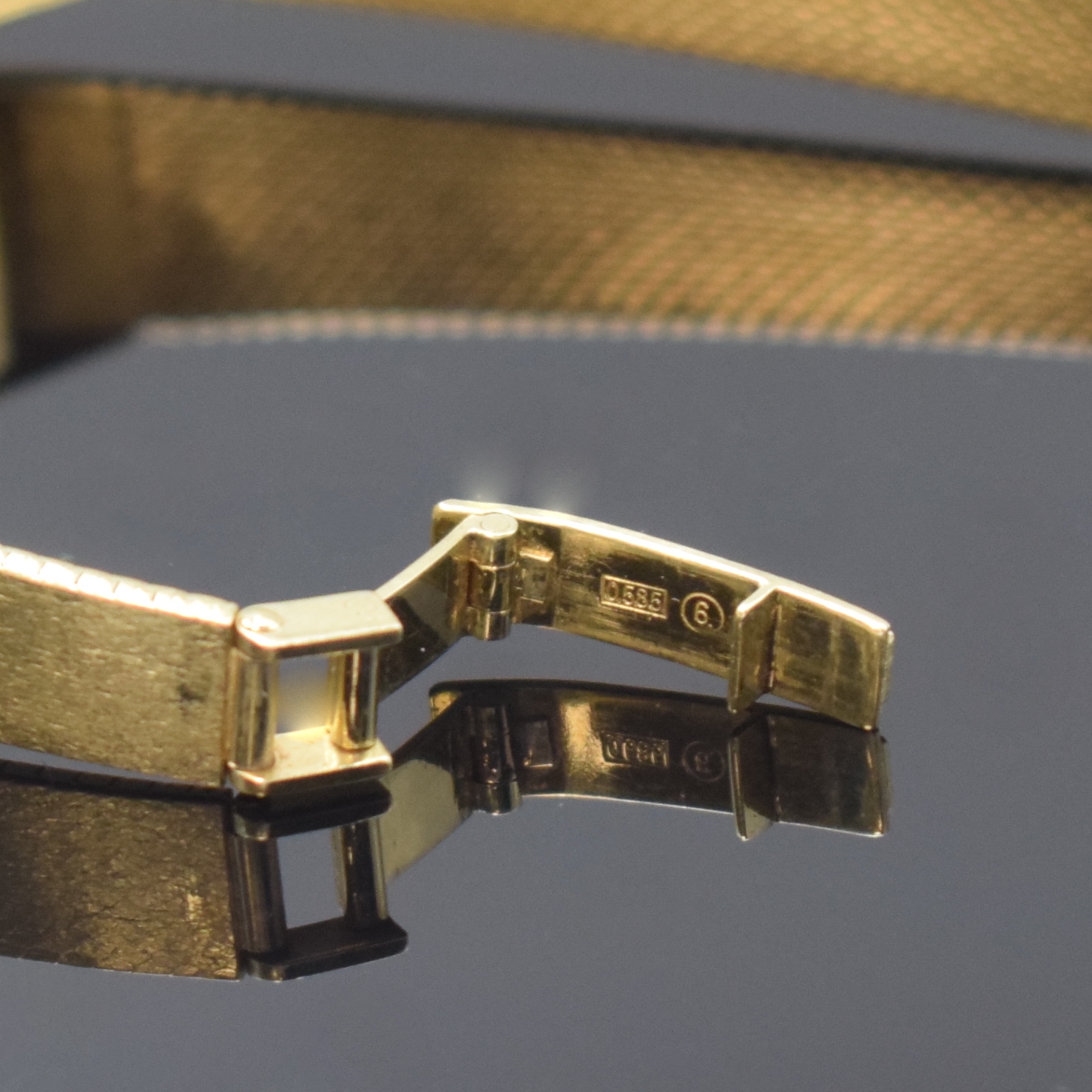 Detail c: TISSOT Damenarmbanduhr in GG 585/000 an Milanaiseband, Handaufzug, Schweiz um 1970, Boden aufgedr., gold. Zifferbl. m. 4 aufges. Indizes altersbed. ...