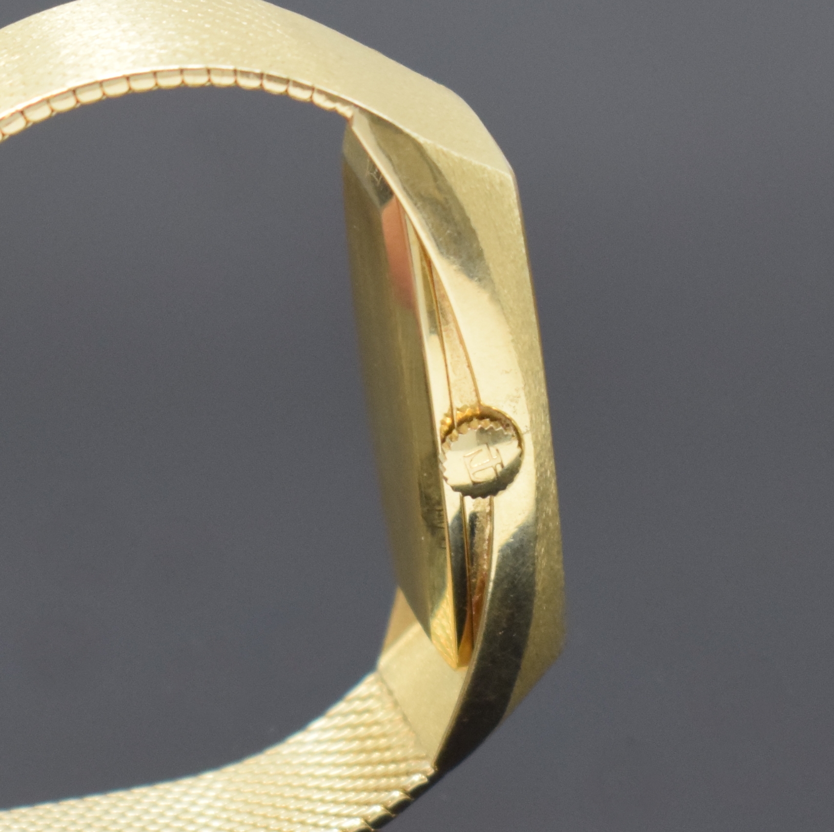 Detail d: TISSOT Damenarmbanduhr in GG 585/000 an Milanaiseband, Handaufzug, Schweiz um 1970, Boden aufgedr., gold. Zifferbl. m. 4 aufges. Indizes altersbed. ...