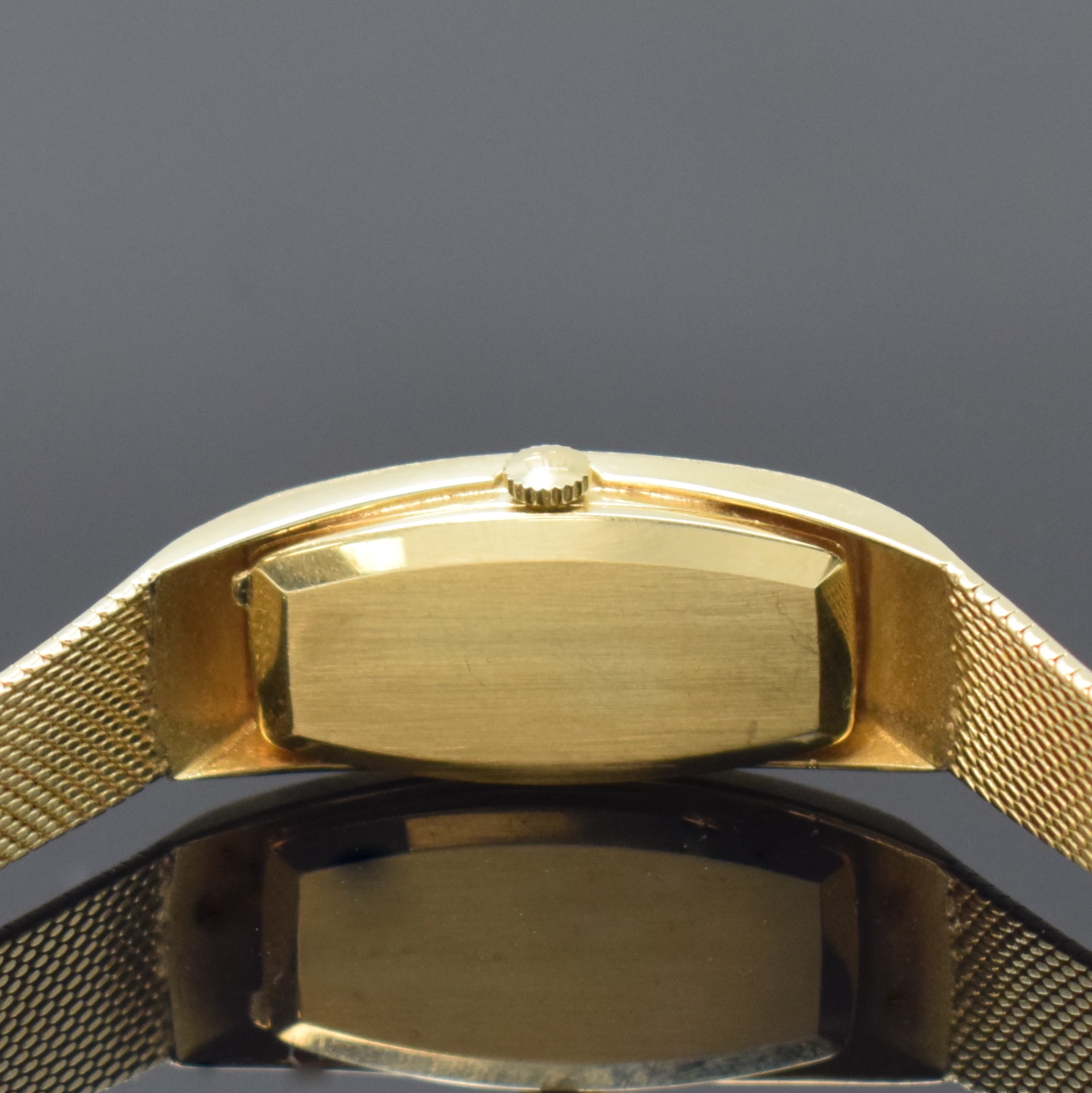 Detail e: TISSOT Damenarmbanduhr in GG 585/000 an Milanaiseband, Handaufzug, Schweiz um 1970, Boden aufgedr., gold. Zifferbl. m. 4 aufges. Indizes altersbed. ...