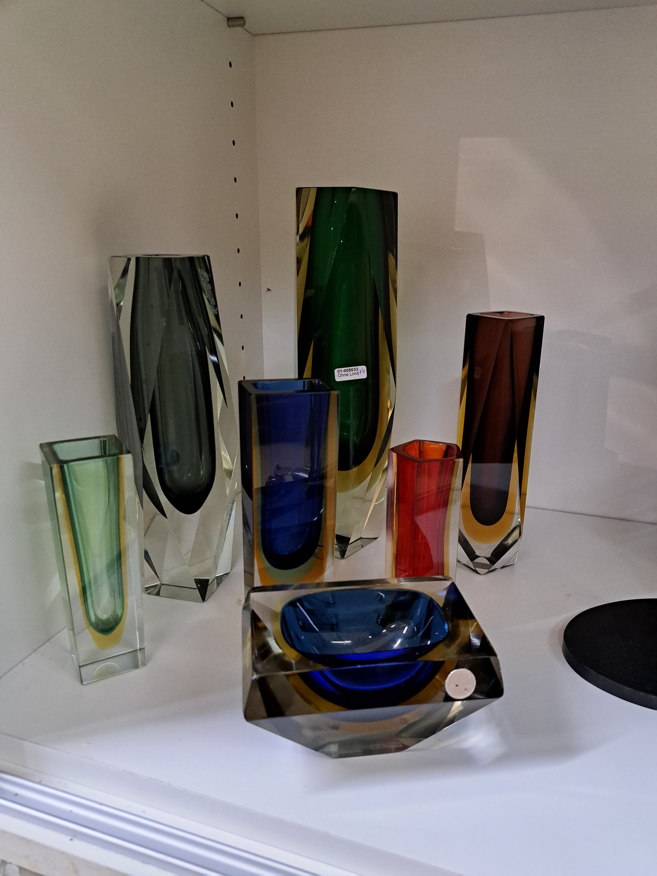 Detail a: 6 Sommerso Vasen und ein Aschenbecher, Murano,2.Hälfte 20.Jh., farbloses Glas, je mehrfarbiger Innenüberfang, facettierte Blockform, Vasen H. 14 - ...