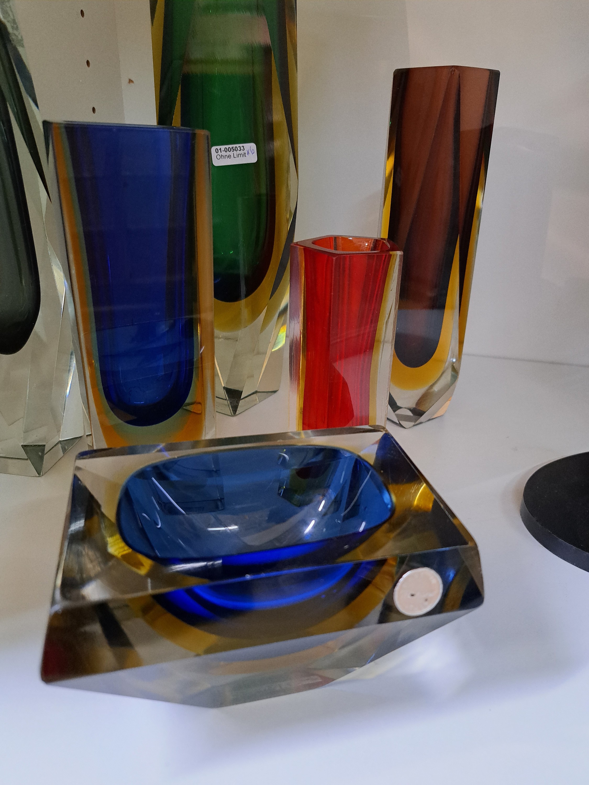 Detail d: 6 Sommerso Vasen und ein Aschenbecher, Murano,2.Hälfte 20.Jh., farbloses Glas, je mehrfarbiger Innenüberfang, facettierte Blockform, Vasen H. 14 - ...